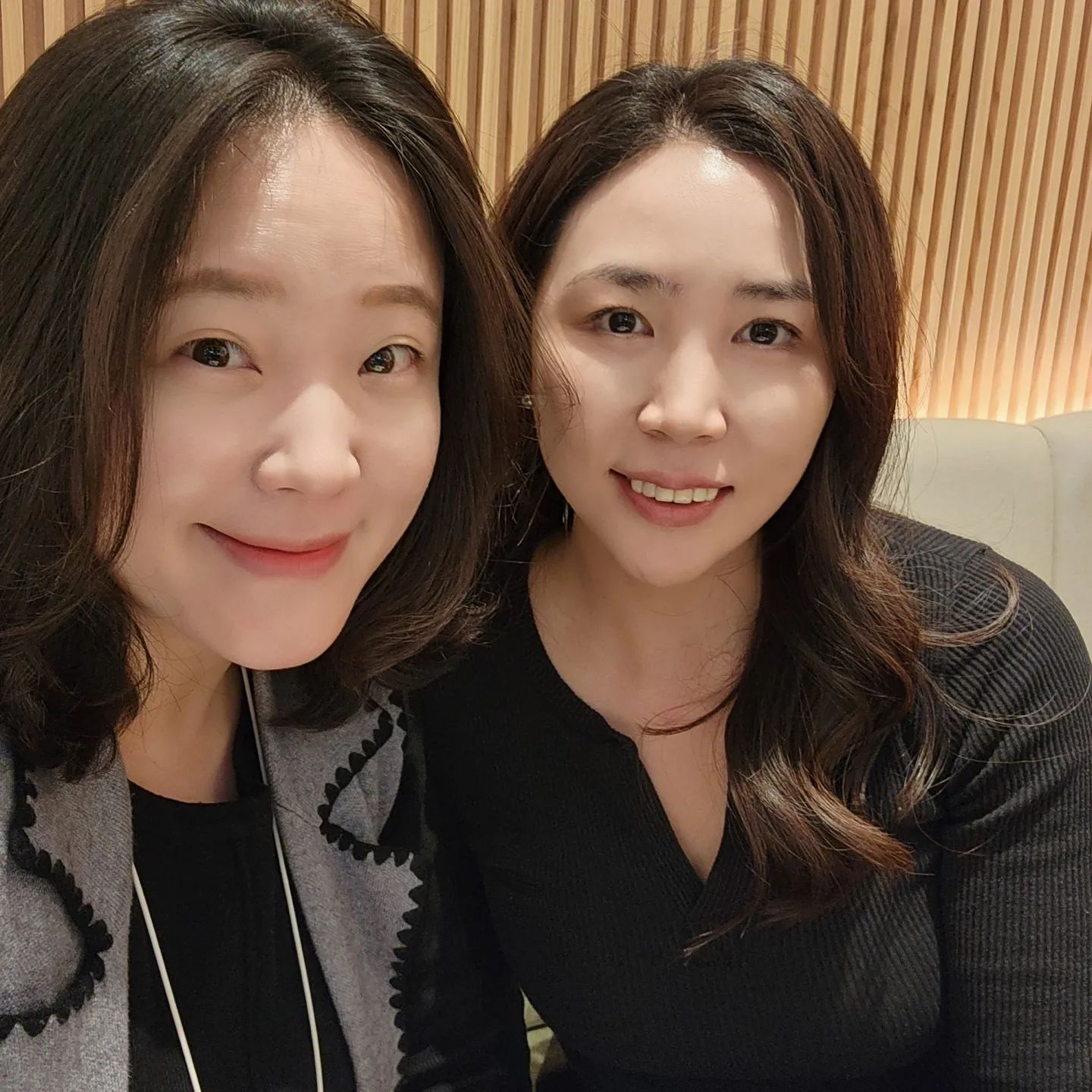 경쟁자라는건, 같은 곳을 바라보고 뛰고 있다는 것 🐧
#추운펭귄생각

제가 운영하고 있는 중국마케팅 
#중마고우 카페에서
중국 트렌드 #랑뚜스터디 를 준비하다가
#투웨이레이블 이란 회사 블로그에
같은 주제가 포스팅 되어 있거나
세미나를 진행하고 있는 걸 본 적이 있었어요.

"나랑 같은 마음으로,
중국 마케팅 교육을 하는 회사가 있구나~"
하고 있던 중에.. 
2way_label 대표님께 연락이 왔어요.

반가워서 "만나자~"고 제가 먼저 제안했고
만나서.. 어색함 1도 없이
몇년 만나온 사람들 처럼
중국, 중국 마케팅 이야기로 수다를 떨었네요.

이 업계의 현실, 회의감.. 뿐 아니라
대표님과는 거기에 대안, 기대..까지 
이런저런 아이디어를 얹어 이야기를 나눌 수 있었어요🐧

(대표님이 해오신 일, 앞으로 하실 계획을 들으며
 그 열정이 저에게도 뿜뿜 🔥 전달되어 넘 감사했어요) 

사실, 앞으로 어느 방향으로 달려야 할지
명확하게 길을 찾진 못했지만
같은 고민을 하고, 저만의 길을 찾는
동지(同志)를 찾은 것 같아 기쁩니다.

대표님은 연말에 사람여행 중이시고,
제가 한 여행지가 되었는데..
'사람여행'이란 말이 넘 좋더라구요❤️

절 여행해 주셔서 감사합니다 🐧

#사람여행 #중국마케팅 #중국마케터 #중국전문가 #마케터일상 #인사이트얻기