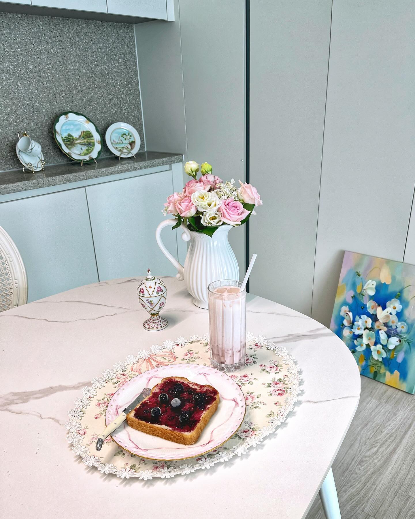 작업실 갔다가 딸기라떼와 함께 #맛점 🎀🩷
#teatime 
#gooafternoon 
#신혼집인테리어