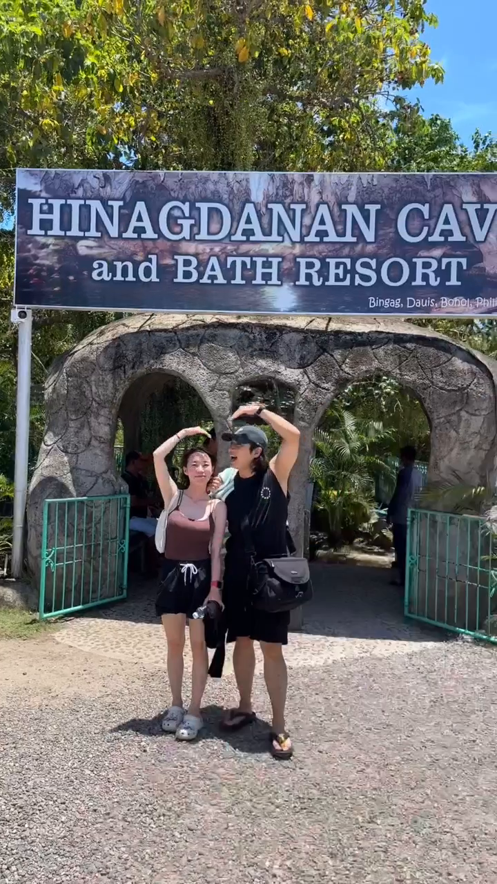 #bohol #alonabeach #travel #vacation 
#lovestagram #여행릴스 #릴스 #해외여행 #필리핀 

가는 날부터 비행기표가 인식을 못해서
공항 뛰어다니고 
해외 도착하자마자 폰 액정 나가고 
울고불고 둘다 꽈당꽈당 넘어지고 
날다람쥐? 한테 오줌테러 당하곸ㅋㅋㅋㅋ 
살다가 이런 이런일들이 또 있을까 싶을 정도로 
이번 보홀 여행은 너무나도 
황당?스럽기도하고 ㅋㅋ 재밌었고 웃기고 ㅋㅋ 
그래도 우리가 함께여서 행복했던 여행

다음 여행은 어디로 갈까 ? 
seo_v_ 💓
jiii__iiii 💓