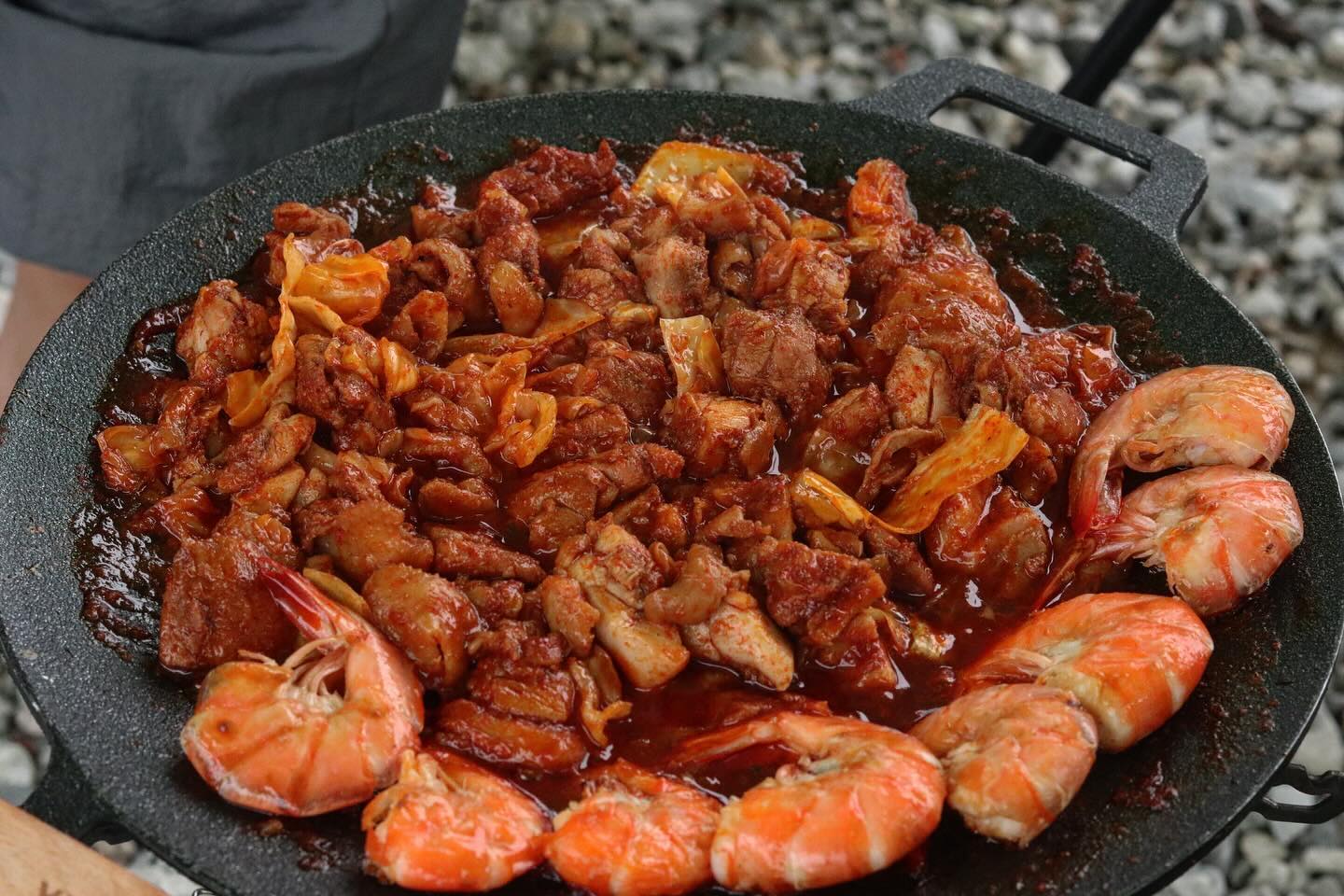 #제품제공 마니커 춘천식 닭갈비 
브랜드이름처럼 마니커서 놀랜 마니커 춘천식 닭갈비.
간편하게 조리가 가능해서 캠핑장에서 특별한 전작업없이 후다닥 먹기좋더라구요. 
부드러운 순살에 매콤한 양념을 버무린 매콤한 닭갈비라 막걸리안주로 아주 기똥차더라구요ㅋ 찐 새우도 같이 얹어서 먹었더니 생각햇던거보다 조합이 완전 굿굿.
두툼한 순살의 닭과 양념이 너무 맛있어서 진짜 막걸리와 순삭한 메뉴였는데 캠핑장에서 드실메뉴로 추천드려요^^ 
대한민국최초 닭고기브랜드 마니커! 최초는 역시다르네요.
.
.
#제품협찬 #마니커몰 #마니커닭고기 #춘천식닭갈비 #치킨스테이크 #캠핑요리#캠핑#캠핑요리추천#캠핑음식#camping#미즈캠 #간편요리