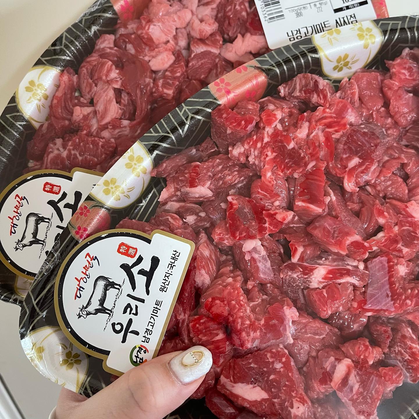 시지정육점 🐷 남경고기마트🐮#협찬
신매역 바로앞에 위치한 남경고기마트!
착한 가격에 질좋은 고기🫶🏼
할인행사도 자주하고 서비스도 잔뜩 챙겨주는
찐 시지고기맛집💛 
막창,티본스테이크,토마호크,돈마호크, 곱창전골,
밀푀유나베밀키트, 차돌된장찌개밀키트, 육회도 있고
쌈채소, 대파, 마늘, 스테이크시즈닝, 돈까스소스 등
고기먹을때 필요한건 전부다 있어요✨
-
#대구맛집 #시지식육점 #남경고기마트 #남경고기 #남경고기매호점 #남경고기마트매호점 #대구식육점 #시지고기맛집 #먹스타그램 #먹팔 #먹스타 #릴스 #먹방 #좋반 #좋아요 #시지핫플 #시지맛집 #대구 #소통 #먹스타팔로우 #먹팔맞팔 #좋아요반사 #lfl #정육점 #kpop #love #insta #likesforlike #like