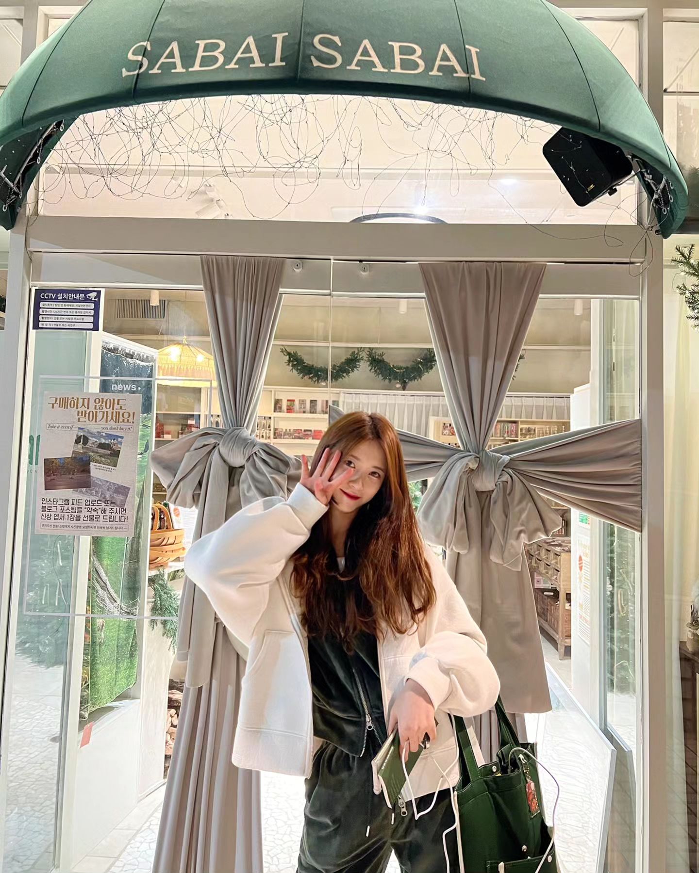 밤 느낌 SABAI SABAI 전포💚

최애 피키피자 키링과 함께한 하루🍕
피자러버는 요녀석으로 겟🫶
매장에서도 1등 키링이래요🫢

Sabai Sabai Tand's Vacation in Jeonpo 에서는
구매 후 리뷰만 써도 기부가 되는 #가치소비 를 하실 수 있어요!

네이버 플레이스 포토리뷰 작성하시면 
[482원]이 기부액으로 적립되는데요!

매년 1월, 7월 2회에 걸쳐 합산하여
보육원으로 전달된답니다:)

많은 참여부탁드릴게요💚
.
.
.
#퍼네이션프로젝트 #가치소비캠페인 #사바이사바이전포점
#사바이사바이 #피키피자 #전포동소품샵 #부산신상소품샵 #482482