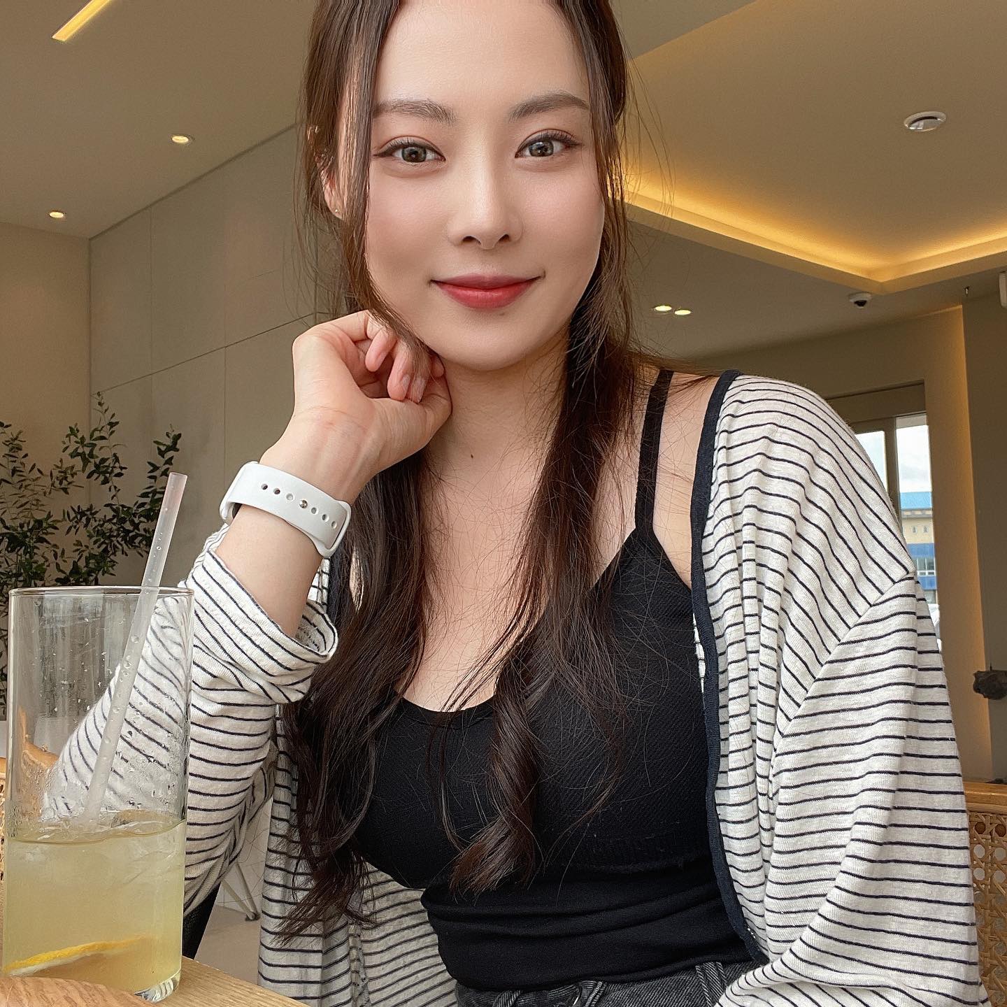 카페도 좋아하고 바닷가도 너무 좋아하는 저에게 최고였던 진목카페💛
좋아하는 것만 잔뜩 있는 카페였어용 요즘 작은거에도 행복하게 즐기려고 노력하고 있는데 여러분들도 모두 행복했으면 좋겠어요🫶

[진목카페]
📍부산 강서구 명지새동네길2번길 56-3 카페진목

#일상 #cafe #진목카페 #부산카페 #셀카 #소통 #카페투어 #오션뷰 #daily 
#선팔 #맞팔