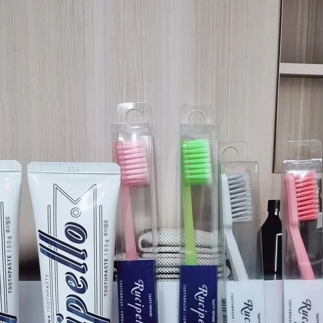 최유미 on Instagram: "#광고 🎁샤이니피루나 치약은 치아를 하얗게 유지시켜주고 빛나는 치아 의 자신감을 주는 치약이랍니다. 치약하나도 고급지게 선택하세요 ➡️브라이트닝 케어 👉🏻