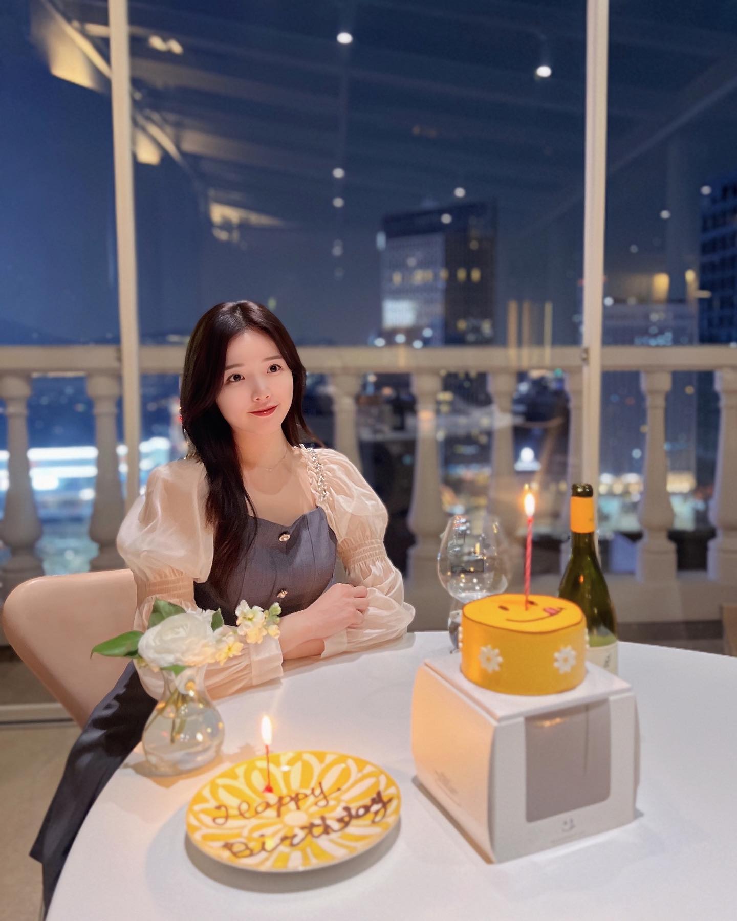 영이들이 서프라이즈 케이쿠에 사진 200장 찍어줘서 도저히 하나만 고를 수가 없었다 👸🏻💛 생일파티는 #데땅듀 메모 📝 너무너무 예쁘고 친절하신 취향저격 공간 ✨ 대관한 것처럼 서비스 해주셔서 공주놀이 실컷 했당