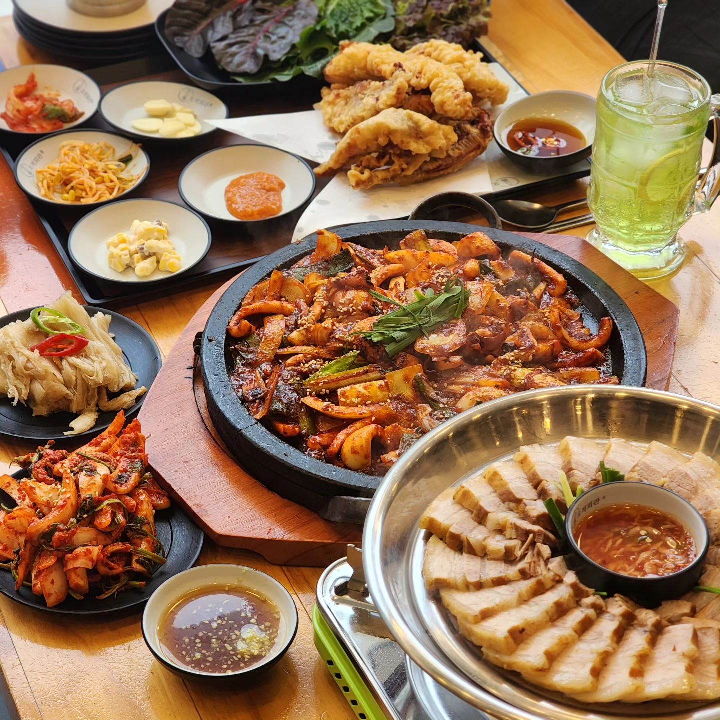 #오적회관

✅ 오적한상 65,000원

돌판오징어 + 꽃삼겹수육
+ 오징어무침 + 오징어튀김 

오징어와 수육을 풀코스로 즐겼어요!

수육은 완전 촉촉하고 고소했고,
돌판오징어는 양념 감칠맛이 끝장~
새콤한 오징어무침에 수육 조합💕

오징어튀김은 술안주로 아주 굿입니당 

둘이 먹다가 배터져서 죽는 줄...
양이 많아서 셋, 넷도 먹을 수 있을 듯 😍

#인계동맛집 #권선동맛집 #수원24시식당 #오징어무침 #오징어볶음 #수원수육 #삼겹수육 #오징어튀김