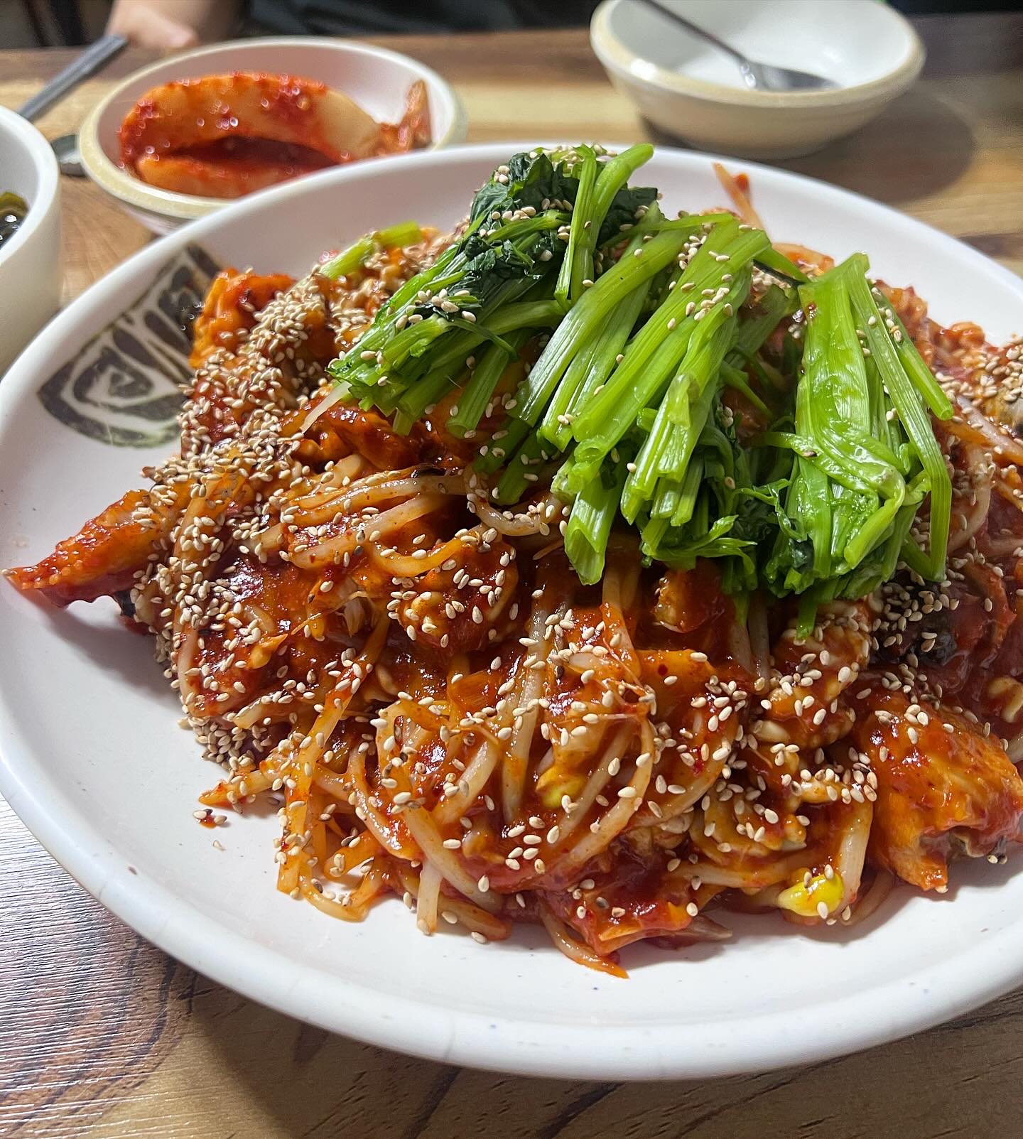천안 현지인 맛집 ! 연예인, 유투버, BJ 숨어 찾아오는 숨은 찐 맛집 남표니와 주말 마무리 하고 왔어요

화끈하게 매웠던 주말 육아에 화끈하게 매콤한 아구찜

정말 맛있는 아구찜과 직접 담그신 동치미 국물에 소면사리 투척 마무리 볶음밥은 남은 양념에 비벼먹느면 아주 꿀맛 ! 👍👍

엄마 손맛 제대로 느껴지는 정겨운 천안 노포 맛집 
더운 여름 쏘맥 한잔 함께하면 하우 마무리 최고에요!! 

천안 가오리찜 원조이기 때문에 다음에는 야들야들한 가오리찜 먹으러 올게요🫣💕

📌 아구만세
📌 천안시 서북구 성정4길 5
📌 단체 가능 / 포장 가능 / 맵기조절가능

#천안맛집 #맛스타그램 #맛집 #맛집추천 #먹스타 #먹스타스램 #먹방 #노포맛집 #현지인맛집 #천안아구찜 #아구만세 #아구찜맛집 #여름맛집 #여름 #오늘 #주말 #food #foodie #foodstagram #kfood #매운음식 #매운음식맛집