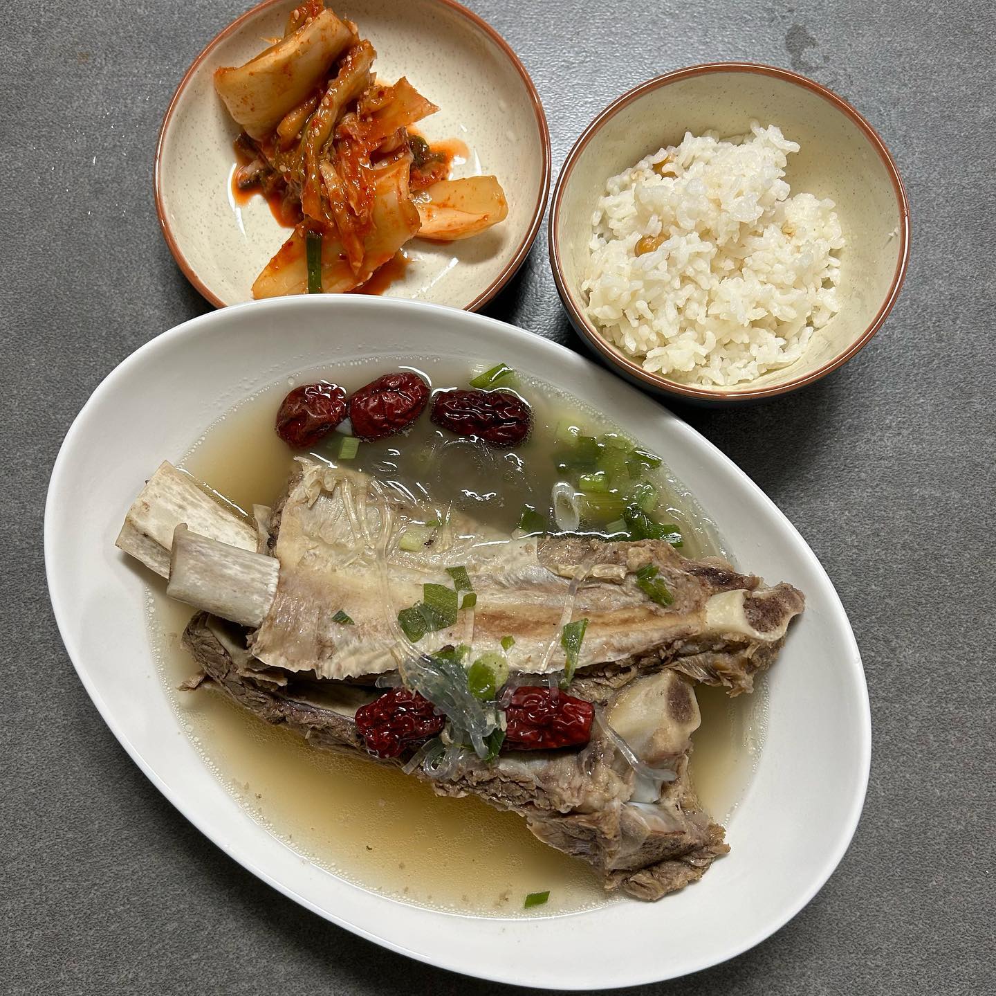 #협찬
겨울이 오면 따끈한 국물이 생각나죠?
지금 먹기 딱이예요!
개인 기호에 따라 당면,대추 ,파 넣어서 먹으면 맛의 풍미가 업그레이드!!
.
.
- 갈빗대가 통째로 들어가있는 갈비탕 밀키트 (갈비 함량이 무려 36%)
- 갈비와 양지 육수의 황금 비율 블렌딩, 수삼으로 고기 잡내 없이 깊고 진한 육수의 맛
- 누적 후기 1만5천개 인증! 소문이 자자하대요!
.
.
#글라이드 #왕갈비탕 #글라이드왕갈비탕 #갈비탕맛집