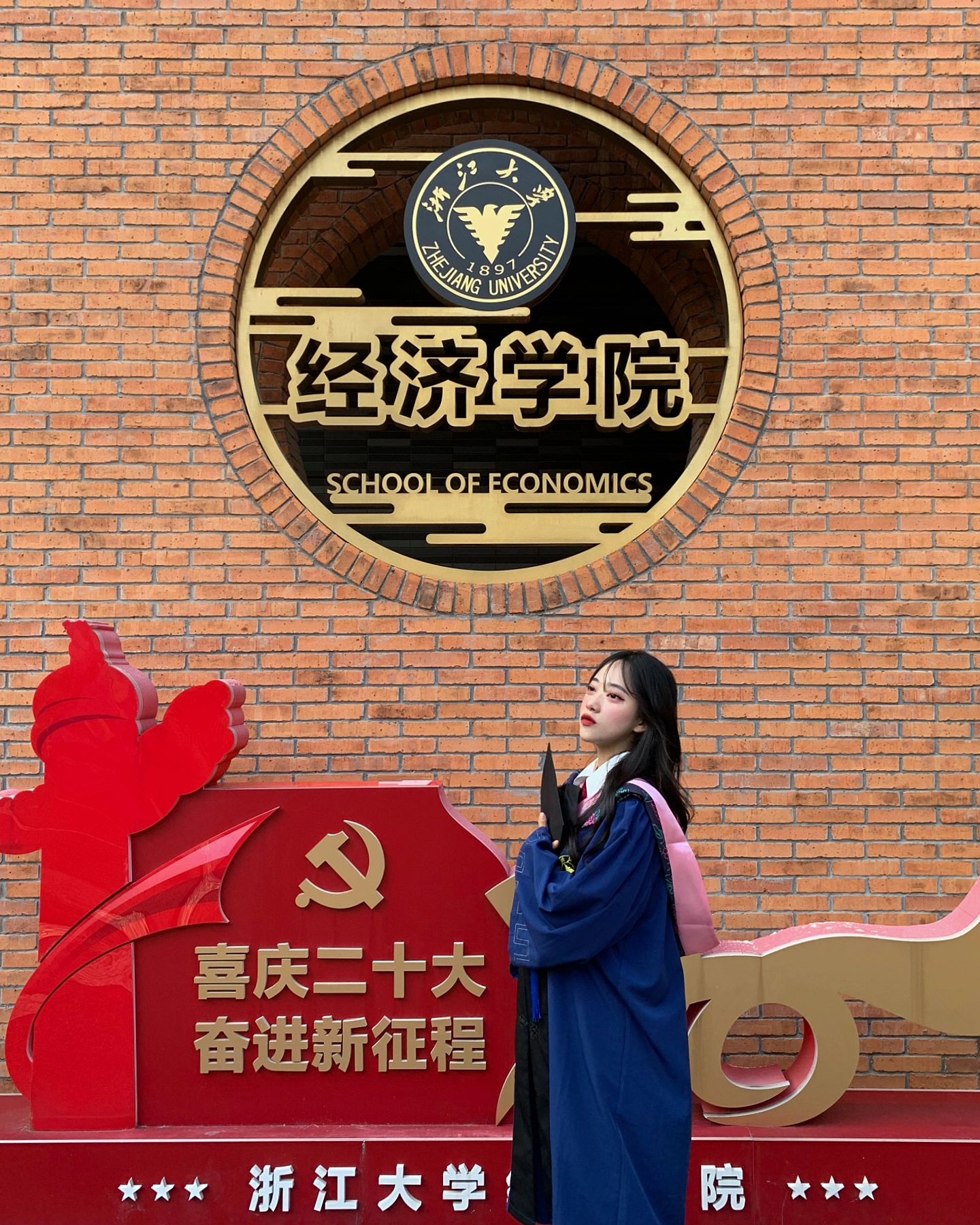 석사 졸업했어요🎓

전액 장학생으로 입학해서 N천만원 장학금 받으면서, 
경제학부 유일한 한국인 석사생으로 졸업했어요🥹🇨🇳.. 

커리큘럼만 따라가면 되는 대학생 때와는 다르게, 하나부터 열까지 책임이 따르는 이 모든 과정에서 외롭고 지칠 때도 많았지만, 소중한 사람들의 응원으로 하나 하나 이겨내갔던 것 같아요. 입학하고 중국 상위 1프로의 똑똑한 동기들 사이에서, 나 홀로 외국인이라는 생각에 정말 많이 울었는데 이젠 그 기억이 흐릿한걸 보니 어느새 성장했나봐요.

소중했던 순간들, 함께해 주신 모든 분들께 감사드립니다!

나도 이제 척척석사👩‍🎓!