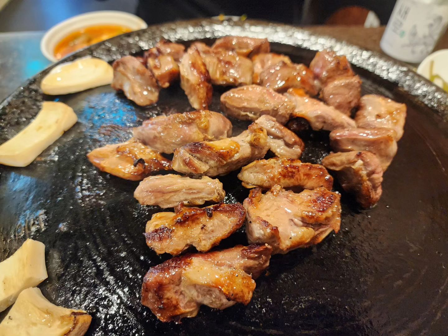 짚불구이로 초벌이 되어져서 나오는 고깃집
목로관

우대갈비, 돈마호크, 가리목살 등 특수부위를 맛볼 수 있고
낮술까지 가능한 짚불구이집

짚불향 그대로 머금고 있는 삼겹살은 소주를 부르는 맛

고기는 직접 구워주기 때문에 오르지 먹는데에 집중이 가능

육즙터지고 쫀득한 식감의 가리목살은 술안주로 강추 👍

 🏠 목로관
☎️ 0507-1319-5587
주소 : 마포구 어울마당로 126
(홍대입구역 9번출구 도보 143m)

#목로관 #홍대맛집 #홍대고깃집 #홍대고기집 #홍대삼겹살 #홍대입구역맛집 #홍대입구 #가리목살 #고독한대식가 #삼겹살 #짚불구이