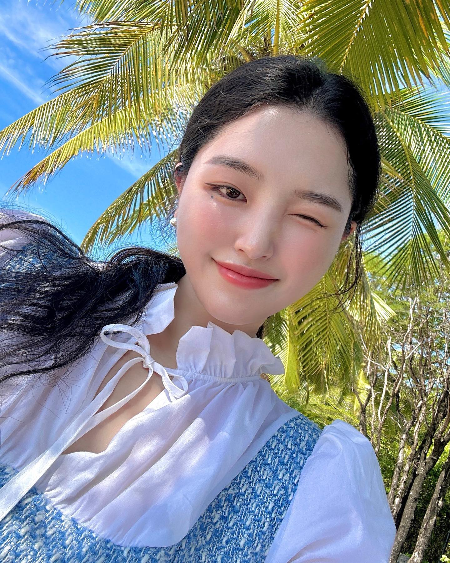 #광고 espoir_makeup 

파데 맛집 에스쁘아에서 베스트 제품인 프로 테일러 비글로우 파운데이션 뉴클래스와 워터 스플래쉬 선크림 세라마이드, 피치 스킨 피팅 베이스 올 뉴가 모두 담긴 ‘비글로우 디스커버리 키트’가 출시되었어요!!🩶

촉촉하면서도 피부결이 좋아보이게 하는 제형인 워터 스플래쉬 선크림 세라마이드,
모공케어와 함께 자연스럽게 피부를 톤업 시켜주는 피치 스킨 피팅 베이스 올 뉴,
얇고 가볍게 피부광을 피팅시켜주는 스테디셀러 프로 테일러 비글로우 파운데이션 뉴클래스까지 만능 파우치라구요🫶

모두 비건 인증을 받은 제품이라서 걱정없이 순하게 사용할 수 있답니다♥

파운데이션은 원래 제가 사용하던 제품이라 더더욱 강추!!🥰✨

_
#에스쁘아 #에스쁘아디스커버리키트 #비글로우파운데이션 #피치스킨피팅베이스 #인품사 #워터스플래쉬선크림 #espoir #싱글즈 #셀스타