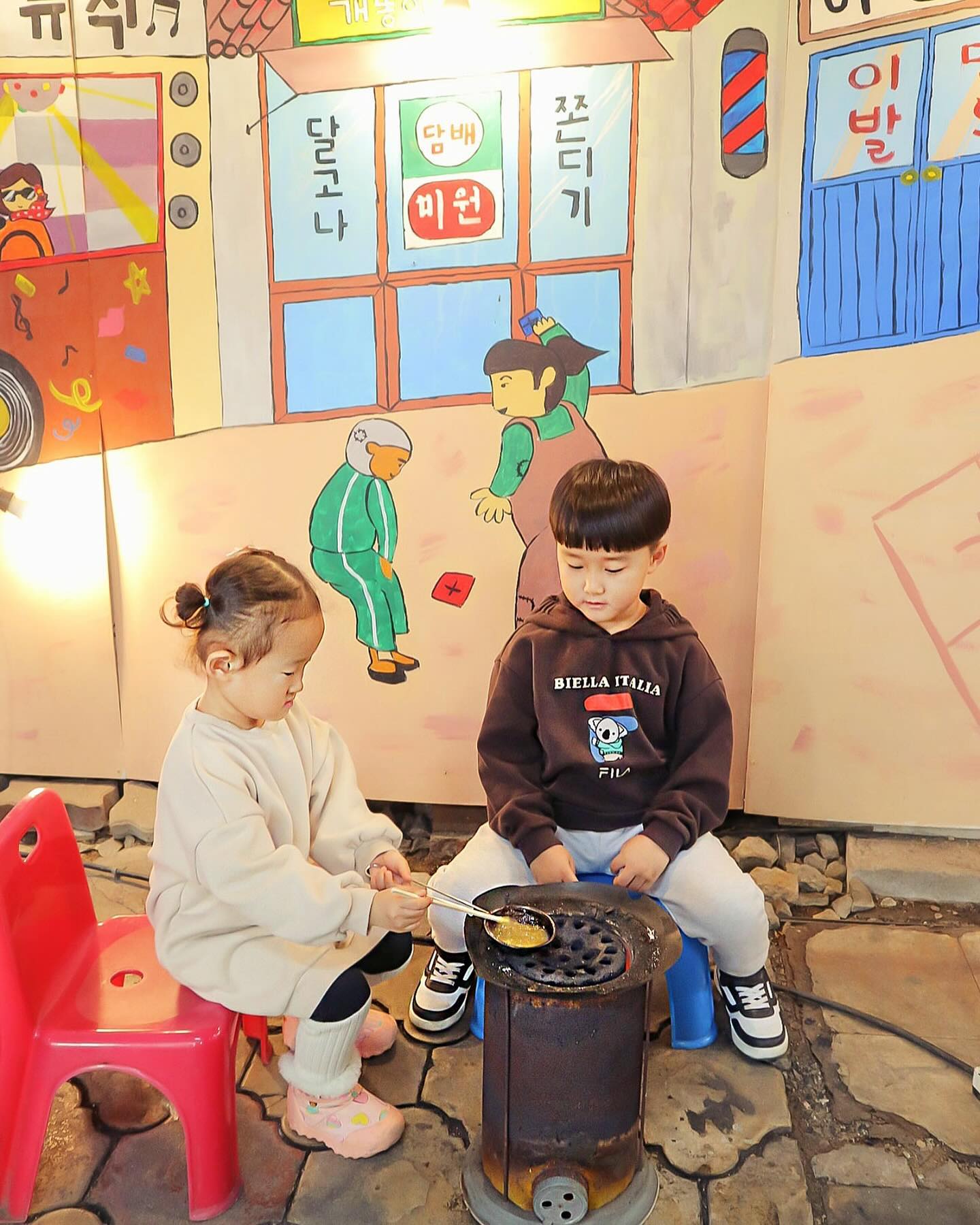 #참새가방앗간을그냥지나칠수없지 😆
.
군산 #경암동철길마을 에 놀러갔었어요ㅎㅎㅎ
옛날추억이 새록새록하는 군것질들도 많았고,
장난감들도 있어서 구경만으로도 재밌었다는~~
별이는 사달라는것만 10개가 넘었다는🤣🤣🤣
.
달고나만들기 체험도 해봤는데,
이미 뭐 집에서 몇번 만들어봤었지만,
연탄불에는 처음해보는거라 뭔가 색다른 분위기였어요ㅎ
여기서 만든 달고나는 왜 더 맛있는거죠???🤩
.
#달고나 #달고나만들기 #달고나체험 #군산철길마을 #경암철길마을 #철길마을 #레트로감성 #군산여행 #군산나들이 #군산당일치기 #군산당일치기여행 #군산가볼만한곳