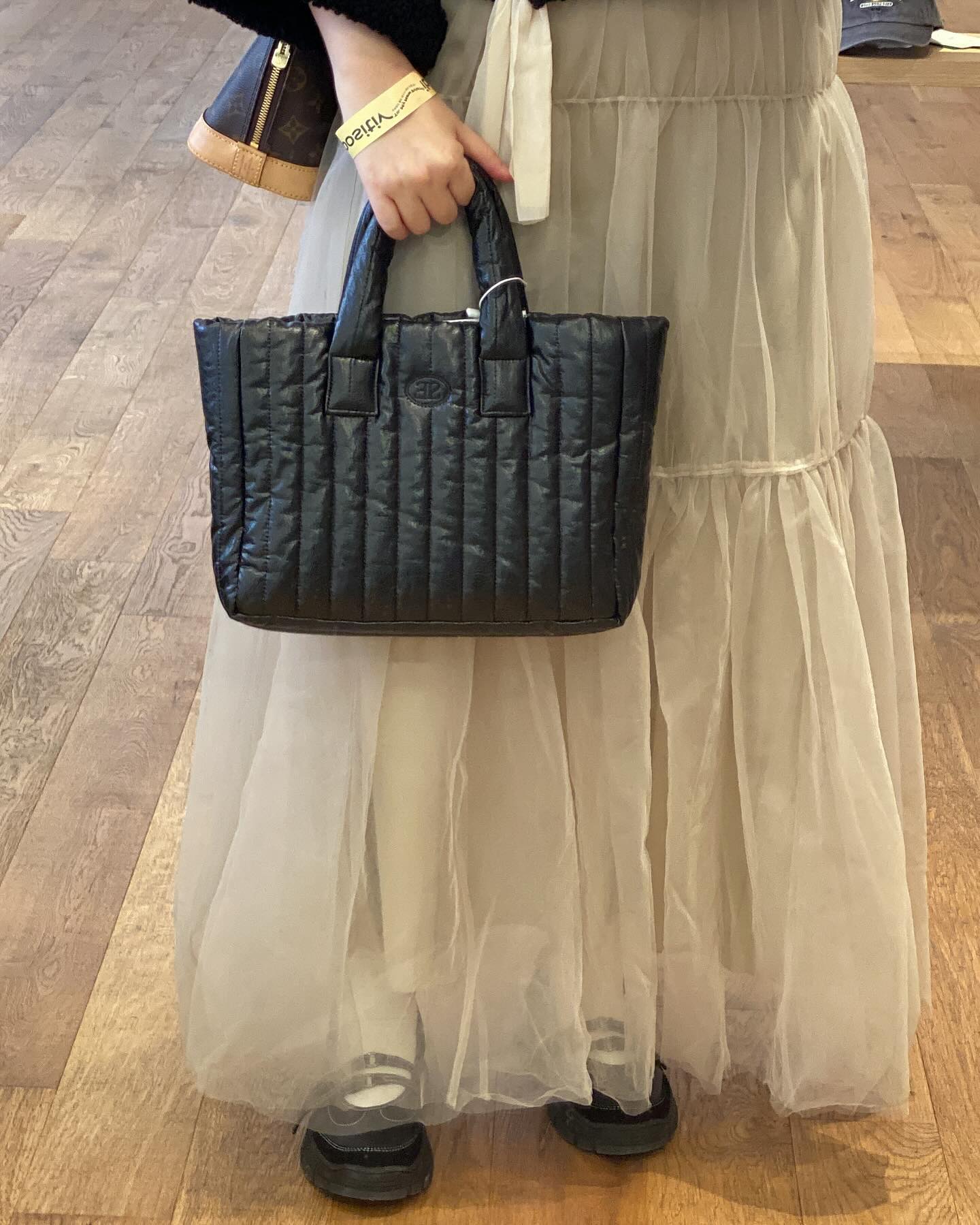 📍시엔느 성수 쇼룸 

저번에 성수동 나들이 갔을 때 시엔느 쇼룸도 구경해보았는데 패딩백 실버 너무 귀여운거에요, 사이즈도 좋고 재질도 넘 좋아서 바로 위시리스트 저장해두었어요 🥹 

귀여운 옷들도 많고 구경하는거 재밌당🧸