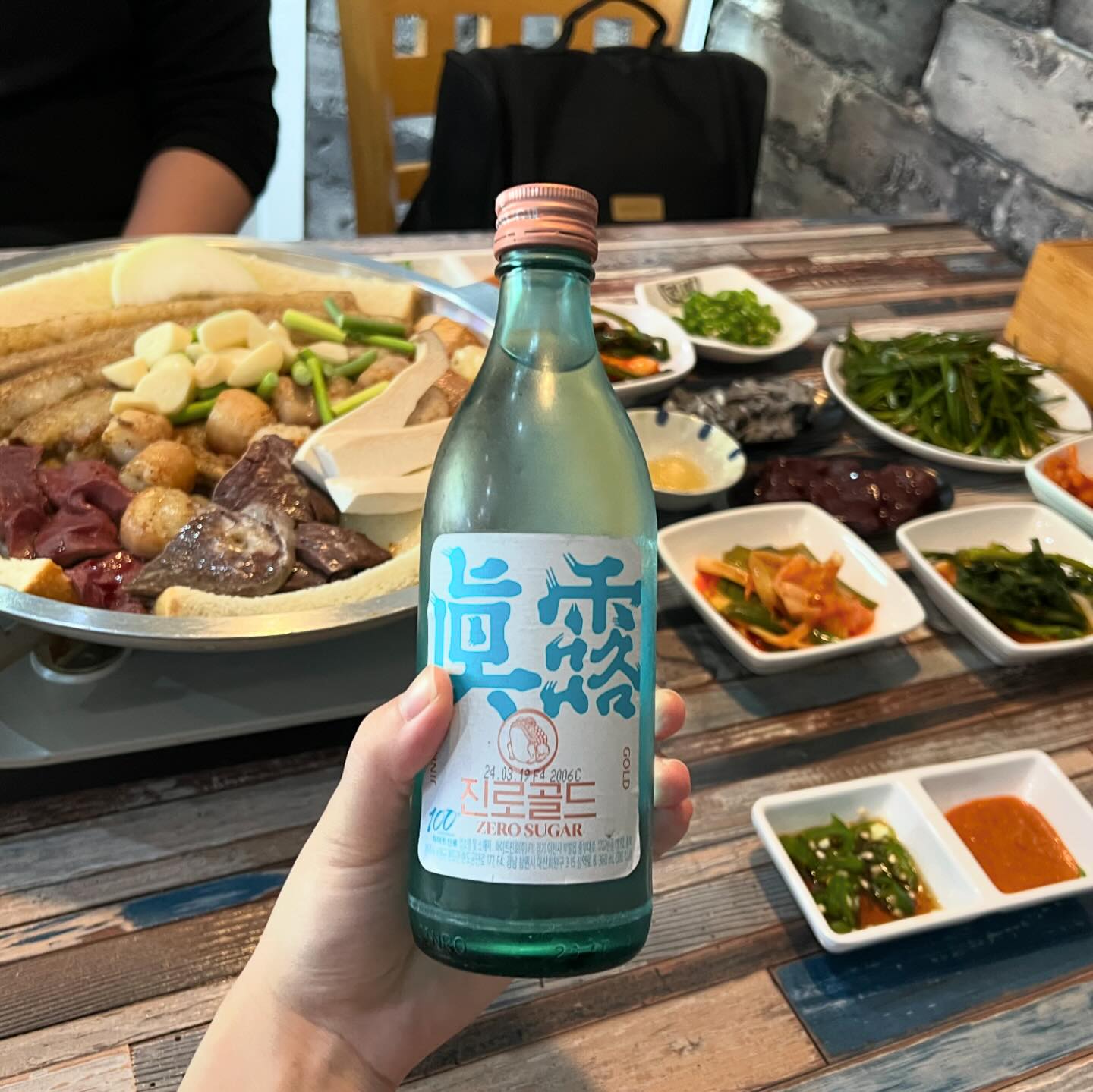대땅 자주 가고있는 용인 곱창맛집 황금집 😍💕 냄새없이 맛있는 한우곱창이랑 대창이랑 씨원한 생맥주 너모 좋당! 새로나온 진로골드도 시켜보았는데 부드럽지만 살짝 밍밍? 여자들이 좋아할 것 같은 👏🧡 집 가까이 맛집이 있어서 너무 좋다 ~~ 마무리는 시원하게 김치말이국수 😘🙌

#황금집 #용인맛집 #용인곱창맛집 #언남동맛집 #구성맛집 #용인아기랑 #곱창구이 #대창구이 #김치말이국수 #진로골드 #생맥주 #낮술 #먹스타그램 #맞팔해요 #좋아요

🔎황금집
경기 용인시 기흥구 언남로 5 리가스파팰리스 상가 1층