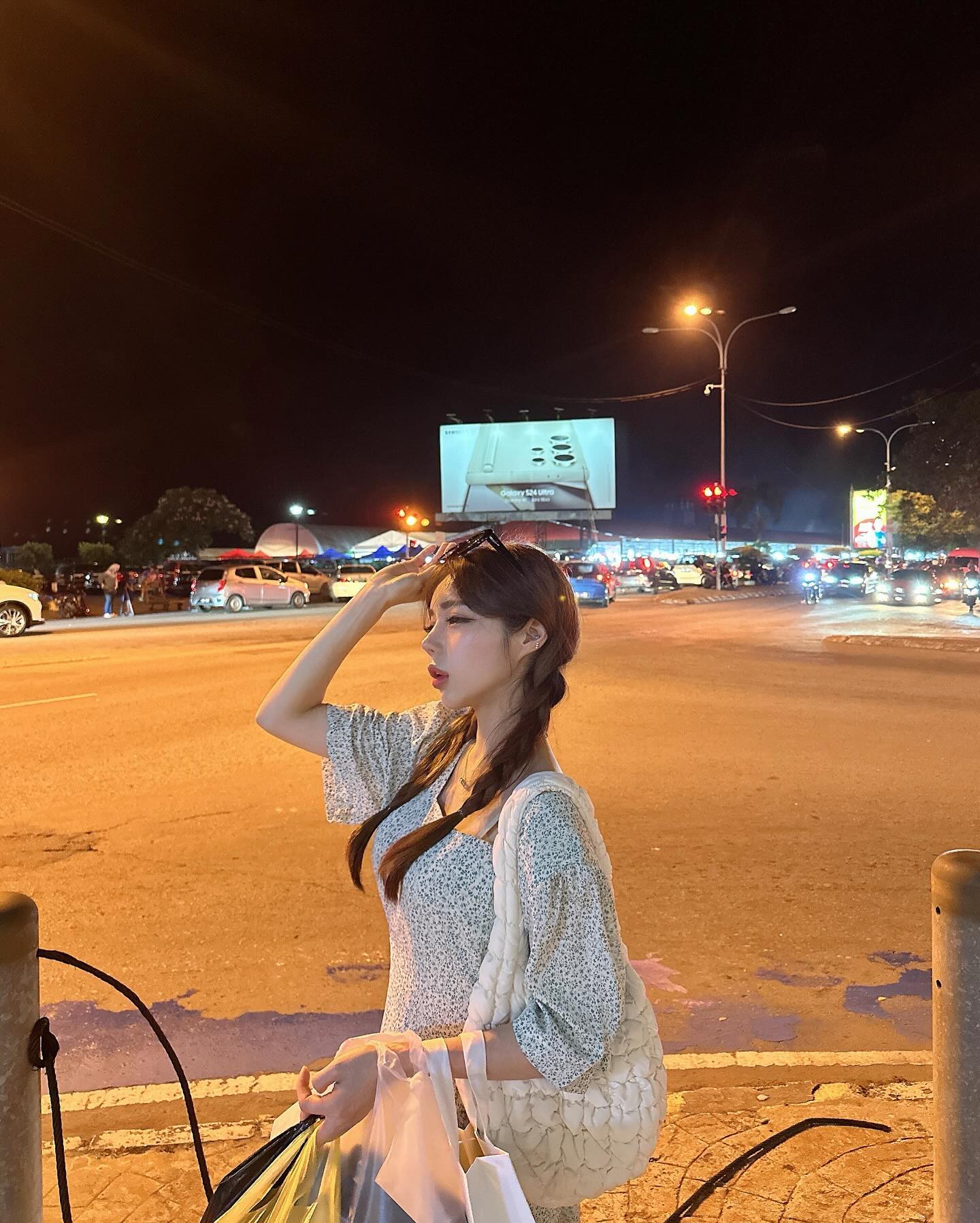#코타키나발루 2일차 

야시장가서 오늘도 만난 #망고보이 
계속 누나 이뻐요 누나 사랑해요 하길래
나 강밈주 지지않고 "쏘리 마이보이푸렌 베리핸섬“ 을 외쳤댱
근데 아애 반전 망고보이도 여친있음 ㅋㅋㅋㅋㅋㅋ 
폰배경 보야줌ㅋㅋㅋㅋㅋㅋㅋ어이없어ㅡㅡ 이게 바로 ... 남자의 무게 ? 🥭