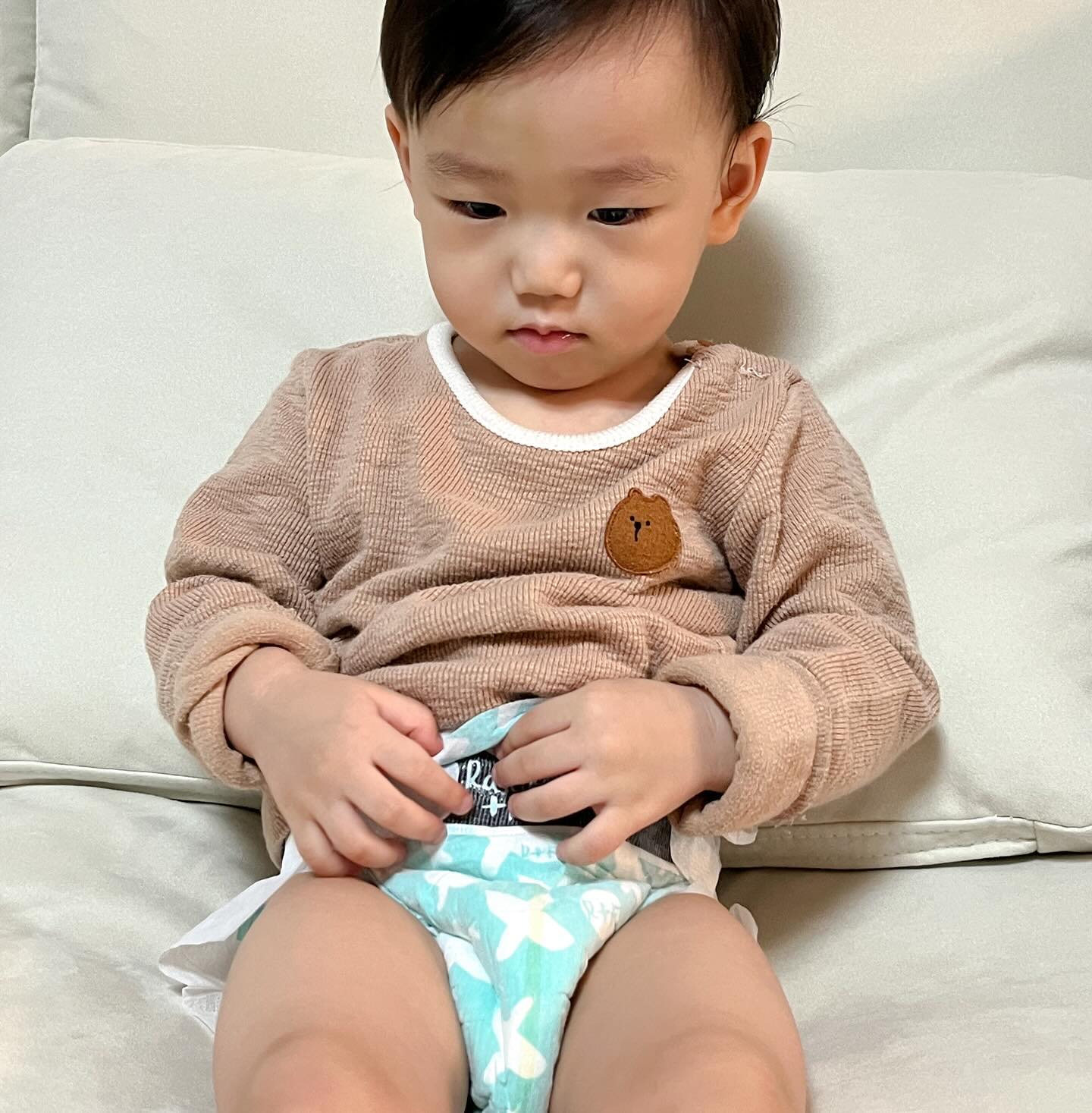 #협찬
라스칼프렌즈는 향, 로션, 라텍스를 사용하지 
않아 화학성분을 줄인 프리미엄기저귀로 
엄마의 마음까지 생각해주는 기저귀예욧 :)

저희 아가는 이제 곧 제법 커서 
5단계 특대형 13~18kg 39매 사이즈가 맞더라구요!
5단계 밴드형으로 착용샷 했네요!!

✔️ 밤시간에도 길게 보송하게
✔️ 숨쉬는 에어커버 
✔️ 3D 코어, 엠보싱 시트
✔️ 와이드 허리밴드

항상 기저귀 볼때는 발진, 옆으로 새는지
제일 많이 고민하고 사는 편인데

흡수층 뿐만아니라, 옆샘방지 3D코어로
되어 있어서 옆샘 걱정을 덜어주고,
소변이 역류하지 않는 방수흡수층으로
보송함을 유지시켜 줍니다!!

아기가 활동량이 진짜 많은 편인데
밴드형으로 착용해도 원터치 매직테이프가
한번에 착 붙어있고 신축성이 좋아요😆👍🏻

#라스칼프렌즈 #라스칼 #기저귀 #기저귀추천 #잠기저귀 
#밤기저귀 #낮기저귀 #기저귀유목민 #프리미엄기저귀