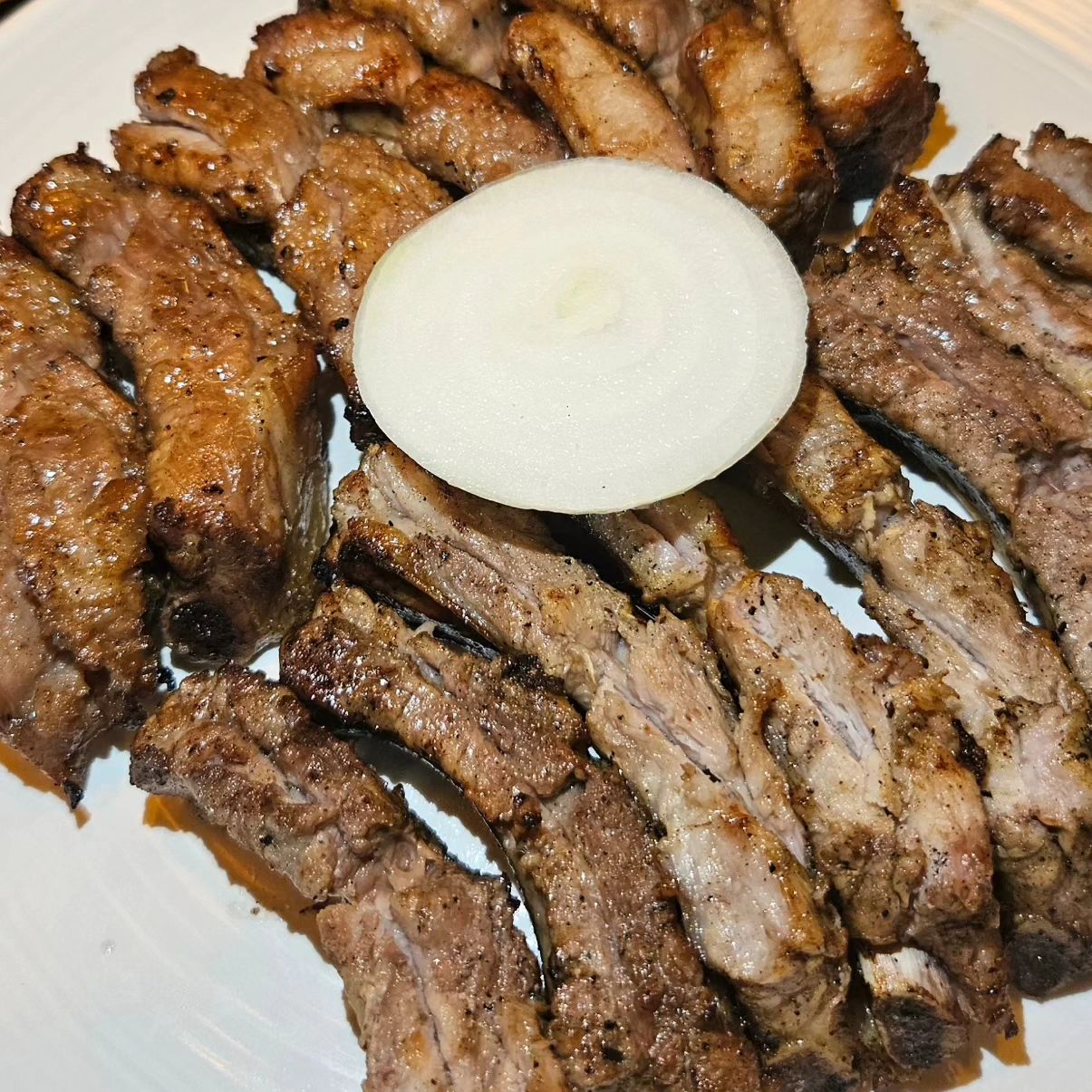 #협찬 8월 무더위에 지친 체력🥵
쪽갈비로 몸보신 

맛집 가득한 이수역에서 쪽갈비 하면 
바로 이수쪽갈비😘

양념 쪽갈비, 소금 쪽갈비
둘 다 먹고 싶으니까 모두 주문! 
초벌 되어 나온 쪽갈비를 
뼈까지 익혀 먹으면❓️
잡내 없이, 퍽퍽함 없이, 
고소하게 먹을 수 있는 쪽갈비😋

손질과 초벌이 제대로 된 쪽갈비
뼈와 살이 쏙쏙 잘 분리되어,
먹기 전혀 힘들거나 부담스럽지 않고‼️
기본소스로 소금, 매콤한 소스, 쯔란까지 나오니
입맛 따라 찍어먹기 좋아 무한으로 흡입😝

거기에 술안주로 빠질 수 없는 
보글보글 부드러운 국물계란찜 강추💛

탄수화물 빠지면 섭섭하니 
아삭 짭짤 갓김치 들어간 
오마이갓 주먹밥도 강추👍

마지막으로 기본 제공되는 
돼지껍데기 빠삭하게 
구워 콩가루에 찍어먹으면❣️
배두둑 하게 몸보신 완료💪

📍서울 동작구 사당로 307-8 1층
📞0507-1323-8122
⏰월-토 17:00-23:00(L.O22:00)
 일 17:00-22:00(L.O21:00)

#이수쪽갈비 #이수역쪽갈비 #총신대입구역포케 #서울쪽갈비 #동작쪽갈비 #동작구쪽갈비 #사당맛집 #동작맛집 #사당동맛집 #사당동쪽갈비 #사당쪽갈비 #사당역쪽갈비#이수쪽갈비맛집 #사당쪽갈비맛집 #사당데이트 #동작구맛집 #사당역맛집 #사당동쪽갈비맛집 #쪽갈비