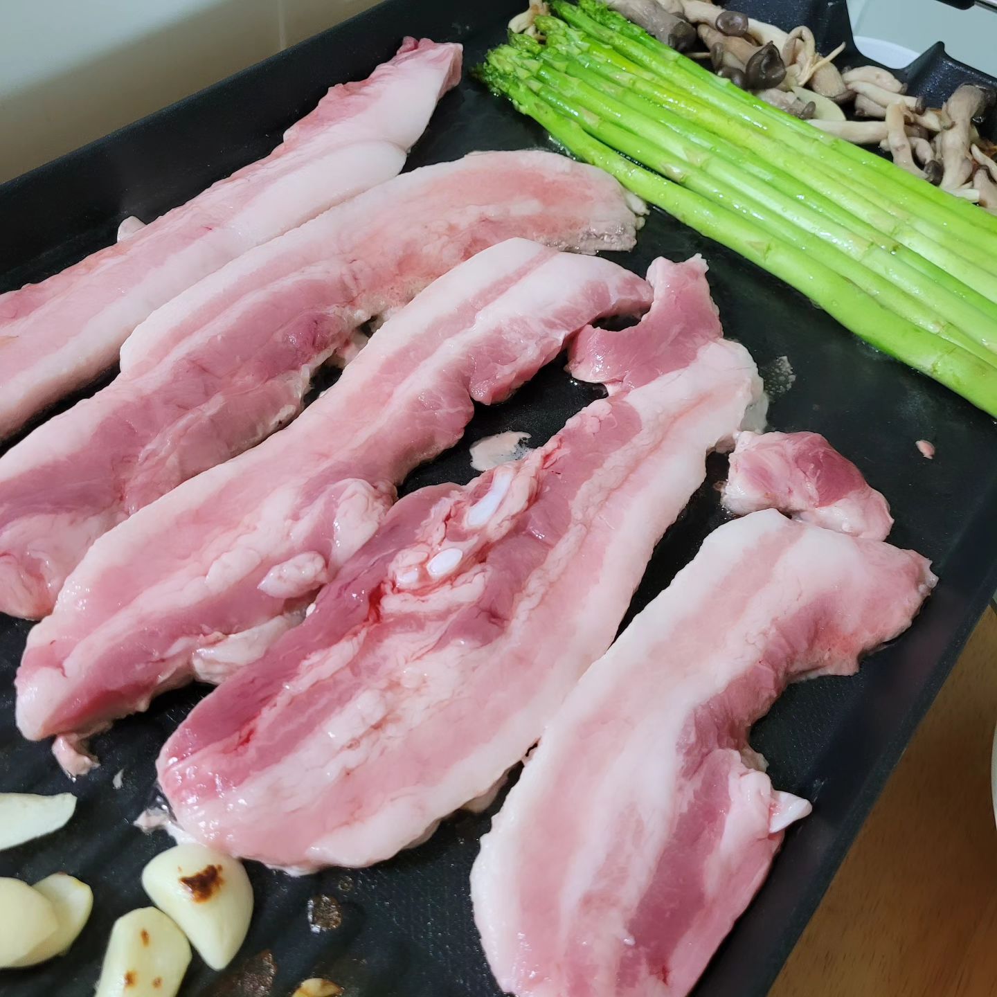 #협찬
신선하고 맛있는 #돼지고기
경남 창녕 아버지 돼지고기를💕
아들이 도매납품 팔다가 유명해진
이제 온라인에서도 판매하는 #부자돈
진공포장에 아이스팩까지 꼼꼼한포장🥰
완전 신선하고 딱 먹기 좋은 사이즈
500g 단위의 진공포장이라 넘 좋음👍
잡내도 없고 삼겹살의 쫄깃하고
탱탱한 육질 부드럽고 #존맛탱
선명한 분홍빛의 신선함💗
두툼한 사이즈로 캠핑갈때
구매하면 더 좋을꺼 같아요
마트고기보다 부자돈스토어가 더 좋은듯😍
.
.
.
#부자돈 #부자돈삼겹살 #부자돈목살 #돼지고기추천 #국내산돼지고기 #삼겹살 #목살 #캠핑고기 #캠핑용고기 #항정살 #가브리살 #요리스타그램 #정육점 #온라인정육점
#먹스타맞팔 #집밥그램 #먹방맞팔 #foodstagram #foodporn