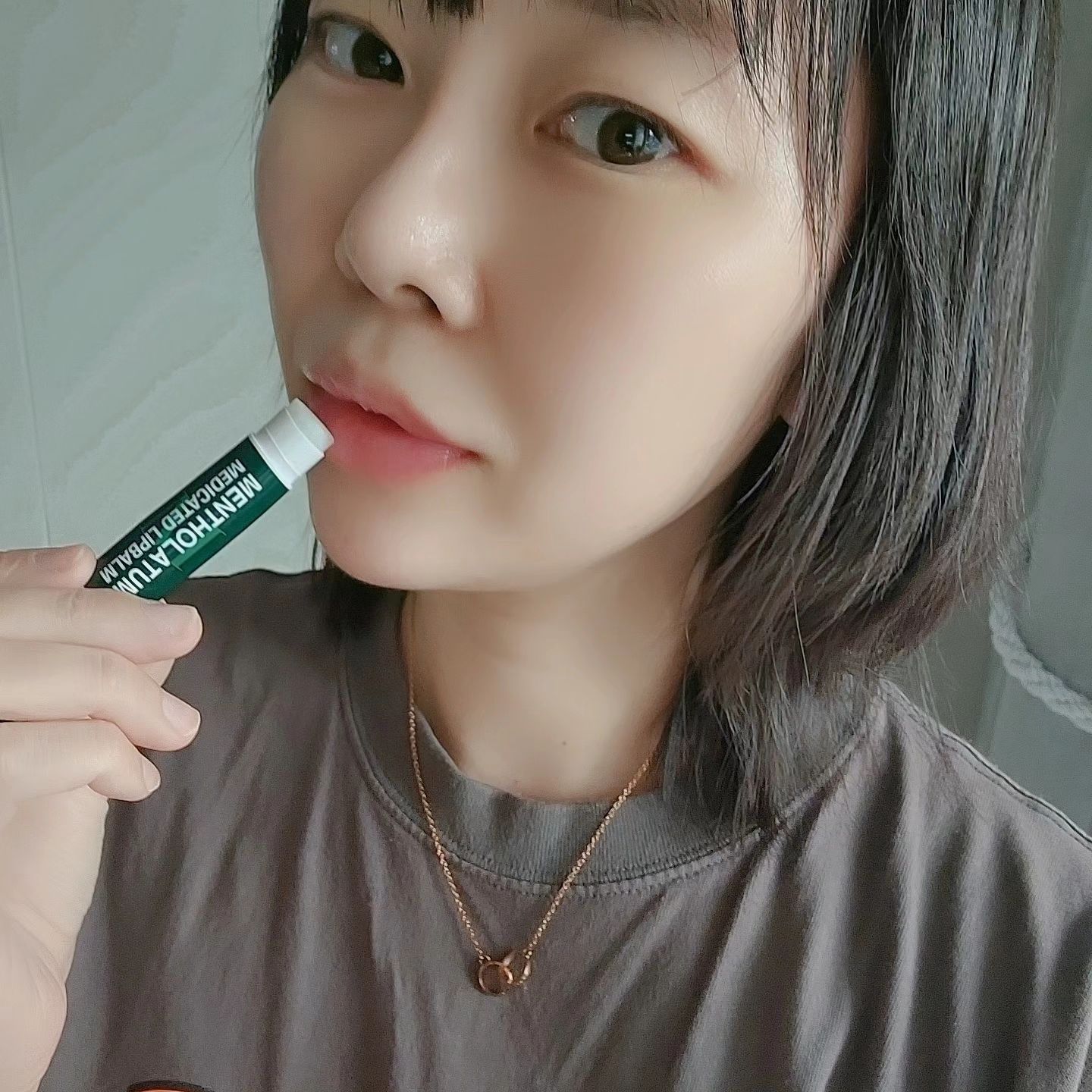 ⠀
#협찬 #멘소래담 mentholatum.kr
⠀
으아니.. 멘소래담에서 립케어 제품이?? 어렸을 때 근육통에 멘소레담 바르던 기억이 나는데요..ㅎㅎ 멘소레담의 멘톨 기술력으로 미디케이티드 립밤을 만들었어요!
멘톨 진정+보습 충전이 한번에 가능해서 트고 건조한 입술에 좋은데요 멘톨 성분이 갈라지고 거칠어진 입술을 빠르게 진정시키고 건강하게 케어해줘서 365일 24시간 입술이 트고 건조한 저에게 너무 좋더라구요 바르면 시원하게 쿨링감이 느껴지면서 상쾌해지고 촉촉하게 보습이 잘 돼요 너무 무거운 사용감이 아니라 더 좋고 산뜻한 마무리감 선호하시는 분들께 왕 추천이에요!
⠀
⠀
⠀
#협찬 #멘소래담 #멘소래담메디케이티드립밤 #멘톨립밤 #집중진정보습 #메디케이티드립밤 #고보습립밤 #입술보호제 #립밤추천 #입술각질 #올리브영립밤추천 #입술건조 #올영립밤 #입술보습제 #보습립밤 #촉촉한립밤 #데일리립밤 #각질립밤 #립밤 #멘톨진정 #극건조입술 #데일리립케어