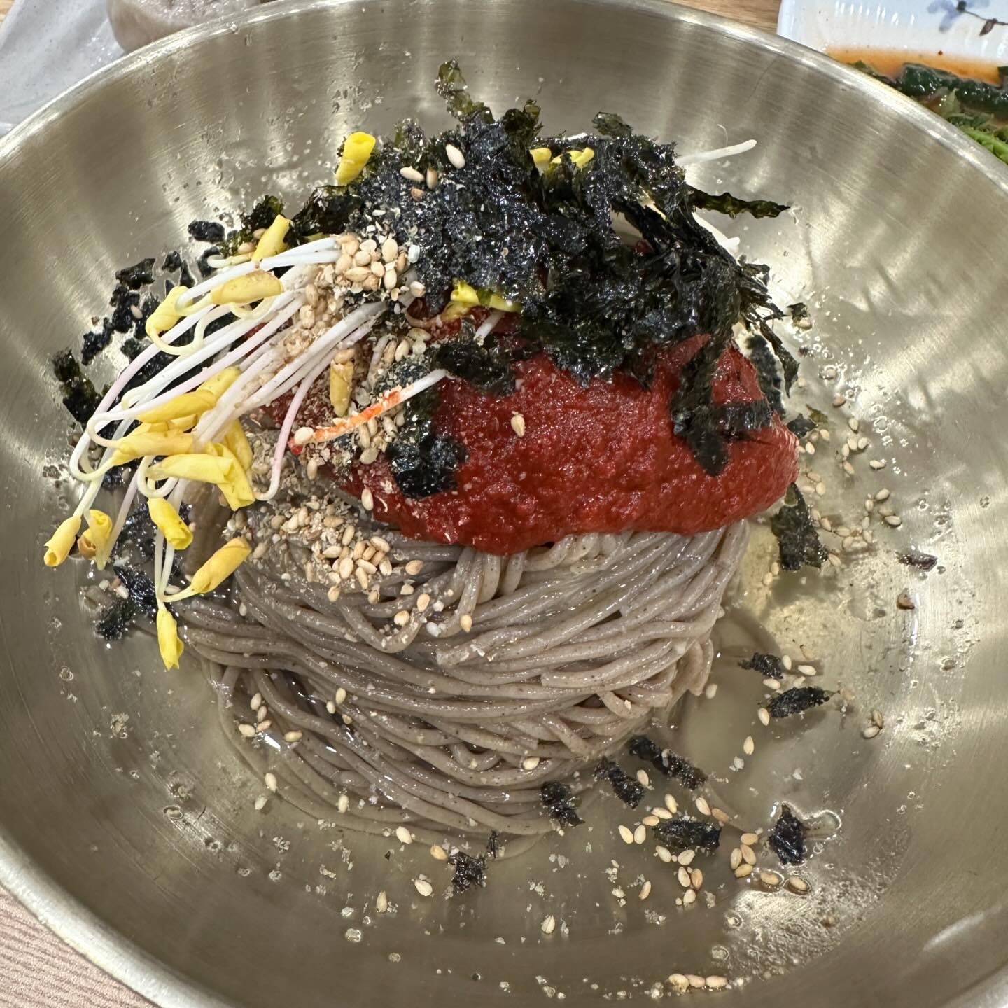 ✨✨용산 막국수 맛집 추천!! ✨✨
용산 아이파크몰에 이렇게 맛있는 국수 맛집이 있는줄 몰랐습니당~~! 

꿈꾸는 메밀! 메밀은 효능이 많은 곡물이죵
혈관에 탄력도 주고 고혈압 당뇨 동맥경화에도 너무 좋습니당~!
그리고 위와 장을 튼튼히 하고 지방 축적을 억제합니다. 알츠하이머 예방을 합니다. 

커플 정식도 많이 있어서 기호에 맞게 잘 선택할 수 있습니다. 
메밀싹 물막국수 / 메밀싹 비빔막국수 / 메밀싹 명태국수 / 메밀싹 온막국수 / 그리고 곰탕과 닭개장까지! 

막국수 말고도 여러 종류의 음식 들이 있어요!! 
셀프바에서 무한 반찬 리필 가능!

📍장소 : 꿈꾸는 메밀 
📍주소 : 서울 용산구 한강대로23길 55 용산역 아이파크몰 더 센터 7층
📍영업 시간 : 매일 11:00-21:00 

#협찬 #리뷰노트 #용산아이파크몰맛집 #꿈꾸는메밀