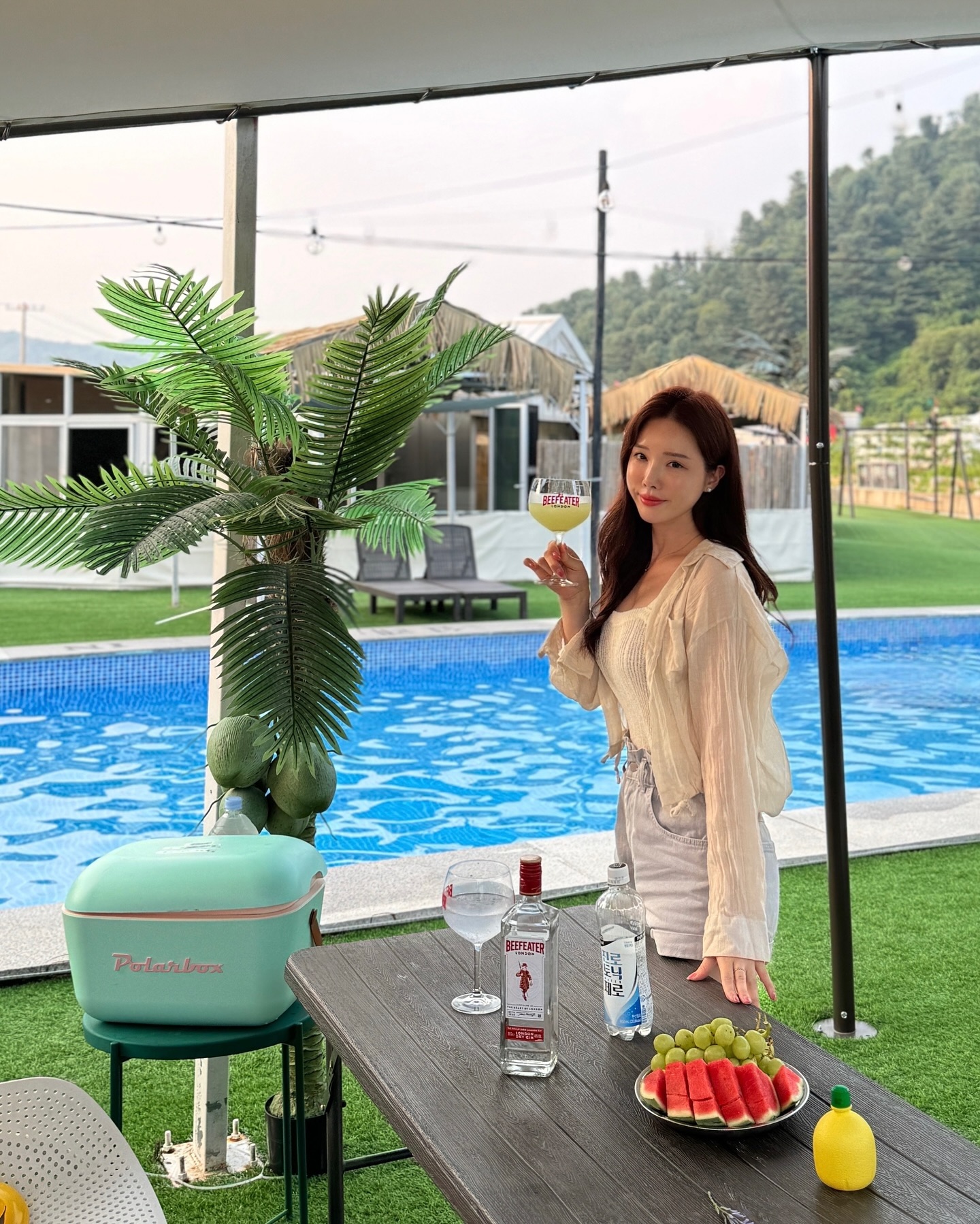 #광고

뜨거운 햇살, 여름휴가에 필요한 비피터 진 하이볼!🍹

얼마 전 이마트 용산점 비피터 행사에서 구매한 비피터 진
예쁜 팝업에서 미리 마셔 본 비피터 하이볼이 너무 맛있길래
지난 주말 캠핑 갈 때 챙겨서 다녀왔어요🏕️

비피터진에 토닉 워터 그리고 레몬즙까지 톡! 🍋
손쉽게 상큼한 비피터 하이볼을 만들어서
시원하고 달콤한 과일과 함께 마시니 완전 여긴 천국이죠😆

그리고 우린 여름에 칼로리도 신경 써야 하잖아요?
비피터 하이볼 만들 땐 가장 잘 맞는 제로 토닉을 추천해요!

비피터는 전국 대형 마트에서 쉽게 만나 볼 수 있고
이거 한병이면 정말 하이볼을 잔뜩 만들어 먹을 수 있으니
평소 하이볼을 즐겨하시는 분들도 초보자분들도 
상큼한 비피터진 하이볼을 쉽게 즐기실 수 있을 것 같아요🥰

Drink Responsibly 
19세이상의법적음주허용소비자를위한콘텐츠입니다. 
경고 : 지나친 음주는 뇌졸중, 기억력 손상이나 치매를 유발합니다. 
임신중 음주는 기형아출생위험을 높입니다. 
제품명: 비피터│ 제조국:영국 런던│ 수입업소:(주)페르노리카코리아

#비피터 #비피터진 #비피터제로하이볼 #제로토닉 #홈텐딩
#하이볼추천 #위스키스타그램 #홈파티 #이마트추천 #하이볼
#롯데마트추천 #홈플러스추천 #제로슈거 #제로슈거하이볼
