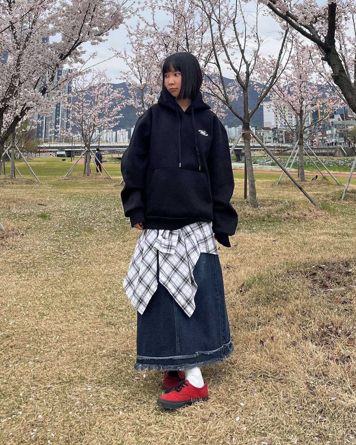 #협찬 
🌸‘나의 모험을 지속가능하게, 나를 더 특별하게!‘라는 브랜드 철학을 바탕으로 스트릿한 무드의 패션을 지향하며 새로 런칭한 브랜드 aeiaeiae_ 에서 SYMBOL LOGO HOODIE(BLACK/SIZE 2)제품을 제공받았습니당><!!

🌸요 제품 받자마자 브랜드 철학이 가득 담겨 있다는 느낌을 받을 수 밖에 없었어요!! 탄탄한 내구성이 느껴지는 소재에 매끈한 촉감, 한 철 입고 헤질 것 같지 않은 든든한 후디였거든요(ര̀ᴗര́)و ̑̑

🌸깔끔한 핏감에 왼쪽 가슴에 자수로 박힌 심볼 로고 포인트로 기본 디자인에 차별화를 두었고, 프린팅 로고가 아닌 자수 로고라 세탁 후 지워질 염려가 없어 한번 더 내구성에 신뢰가 가는 제품!

🌸벚꽃놀이나 소풍갈 때 캐주얼하게 입고 가야 요기죠기 돌아다니기 편해서 전 무조건 캐주얼한 차림으로 가는 편인데요, 뭐니뭐니해도 후드티만큼 편안하면서 귀엽기까지 한 옷은 없는 것 같아요! 내 몸을 옥죄지 않고 포근함까지 주니 요람같은 안락함이 느껴져서 할머니가 되어도 후드티는 포기 못 할 것 같네요,,진짜
그래도 나름 봄의 살랑살랑한 분위기에 맞게 팬츠대신 데님스커트를 매치했고 심심하지 않게 체크셔츠를 허리에 두르고 슈즈에 레드포인트를 줬습니당

🌸기본에 충실한 블랙/그레이 컬러뿐만 아니라 데님으로 된 제품도 있고 남녀공용이라 이번 봄 캠퍼스룩, 커플후드로도 완전추천!! 커플룩은 내구성이 중요하다구~!! 너네 오래오래 가야지???!

#aeiaeiae #애이애이애 #후드추천 #스트릿룩코디 #아이콘캐스팅