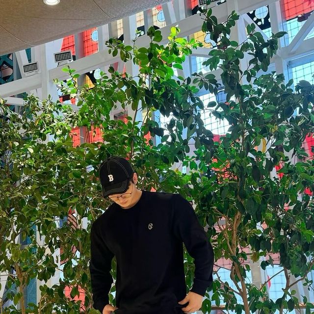 지그 on Instagram: "#광고 무채색에 귀여운 티셔츠~🐈 . . . ☀️이제 날씨가 많이 풀린 거 같아요! 이제 많은 분들이 또 🌸봄옷들을 이리저리 찾아보고 계실 텐데 귀엽고 데일리 하게 입을 수