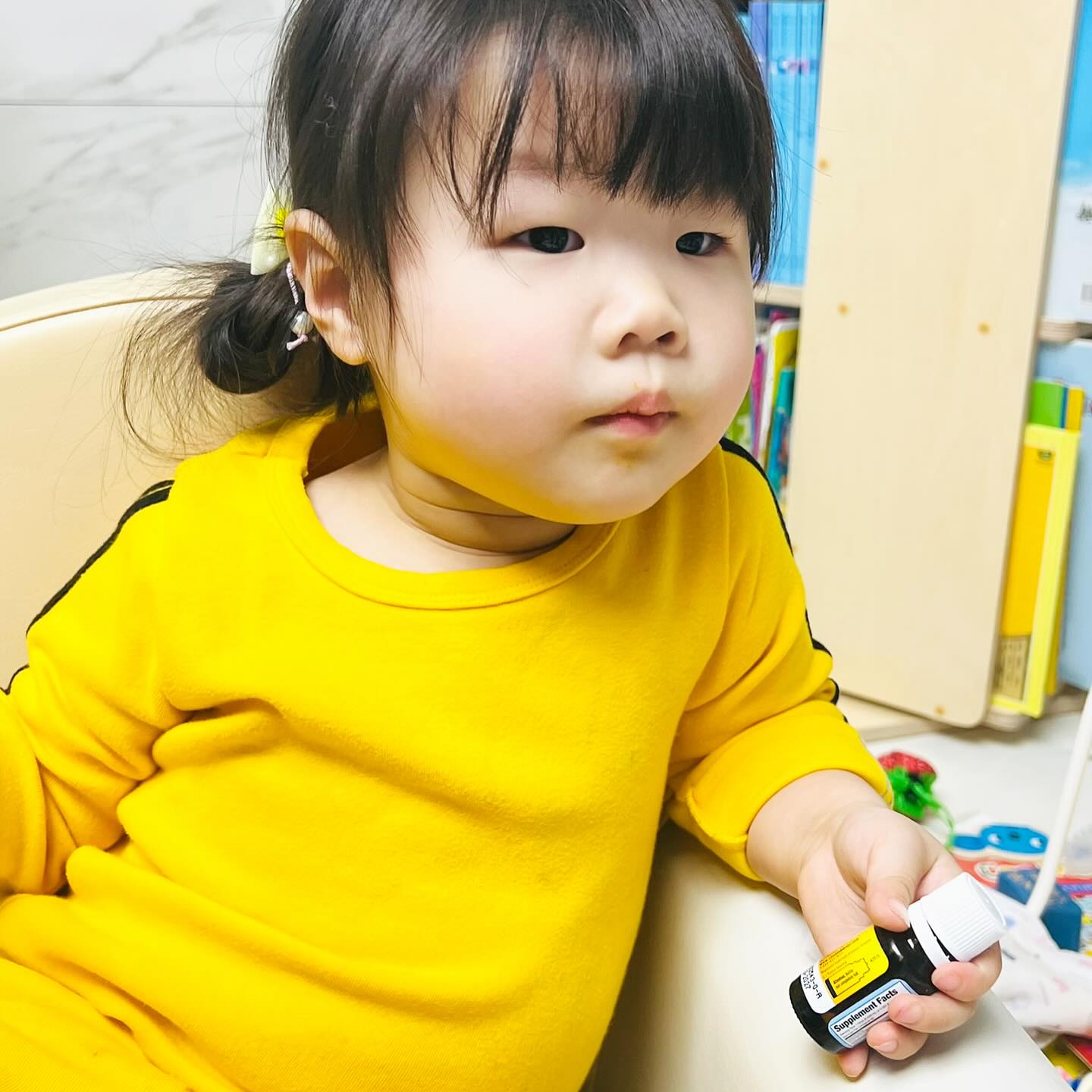 #광고 베이비D드롭스
신생아때부터 유산균,비타민D는 꼭 챙겨줘야겠죠?
이번에 저는 캐나다 NO.1 비타민 브랜드
디드롭스 베이비 비타민D를 만나봤는데요

갈색병에 드롭형태로 한방울씩 나오는 형태라 
산소랑 거의 닿지 않아 위생적이고
하루 한방울만 먹여주면
1일 비타민D섭취량 100%를 채우니 엄청 편해요

성분도 비타민D3, 코코넛오일 딱 두개라
잡다한 부원료도 없고
첨가물, 합성향료, 착색료, 감미료도 없어서
성분구성도 좋아요👍👍
저는 보통 수저에 한방울씩 톡 떨어뜨려서 챙겨주는데
먹이는 방법이 매우 간단해서
꾸준히 챙겨먹이기 좋은 비타민D인것 같아 만족하고 있어요❤️

https://mamaman.co.kr/product/detail.html?product_no=1263

#베이비비타민D #액상비타민D3 #아기비타민  #베이비영양제 #모유수유비타민D #아기비타민D #비타민D드롭 #비타민D #유아비타민D