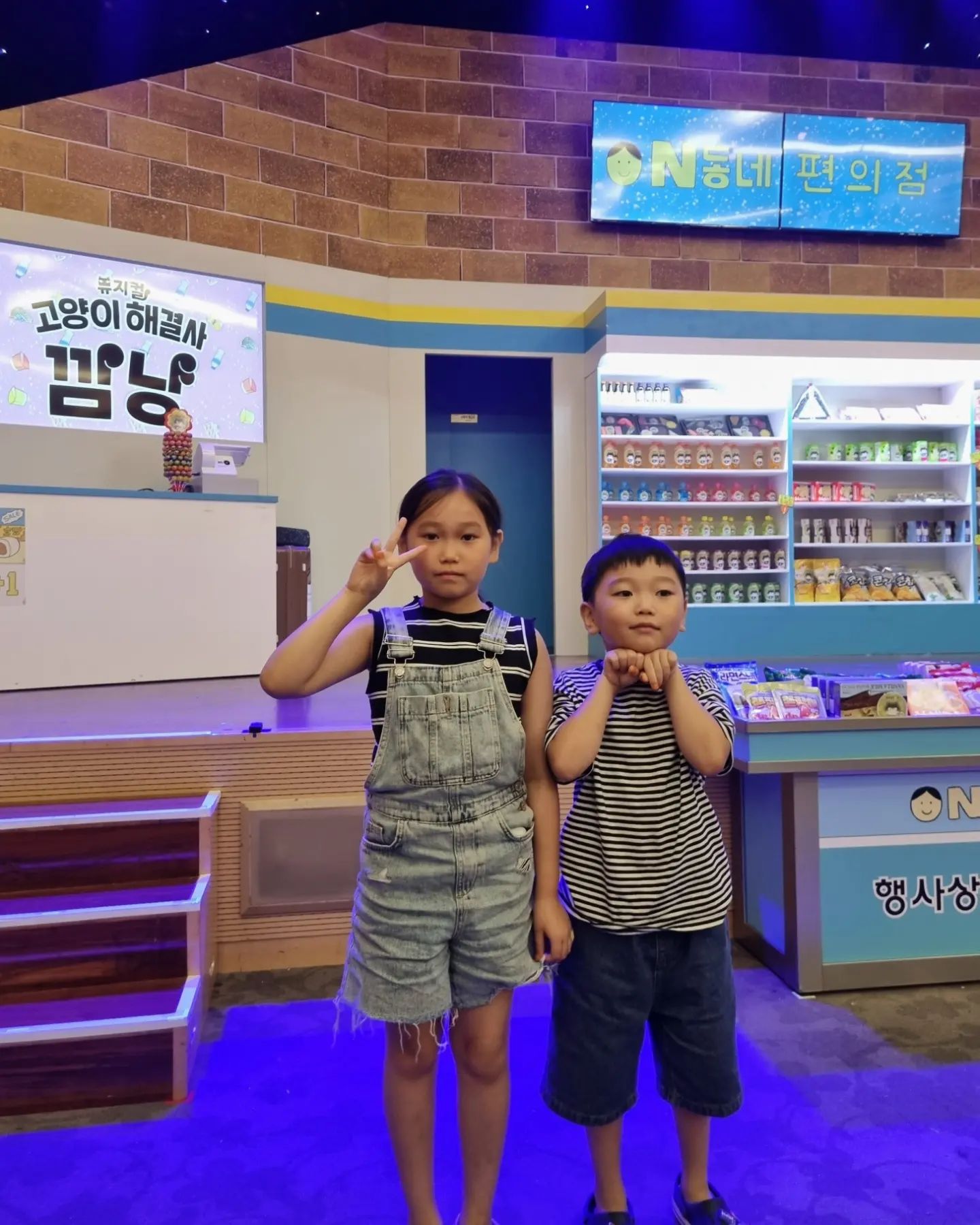 🐈‍⬛🐈‍⬛🐈‍⬛🎶🎶

책에서 보던 해결사 깜냥이를
뮤지컬에서 만나고옴🫶

냥이들한테 꾹꾹이 안마도 받고
함께 사진도 찍고 하이파이브도 하공ㅋ

울집 똥강아지들
오늘 하루도 즐거웠다냥? ฅ^•ﻌ•^ฅ
.
.
.
.
.
#문화생활 #관객과소통하는공연
#고양이해결사깜냥 #뮤지컬관람
#엄마투어 #알찬여름방학보내기 
#아블리즈는방학중
#avelygram