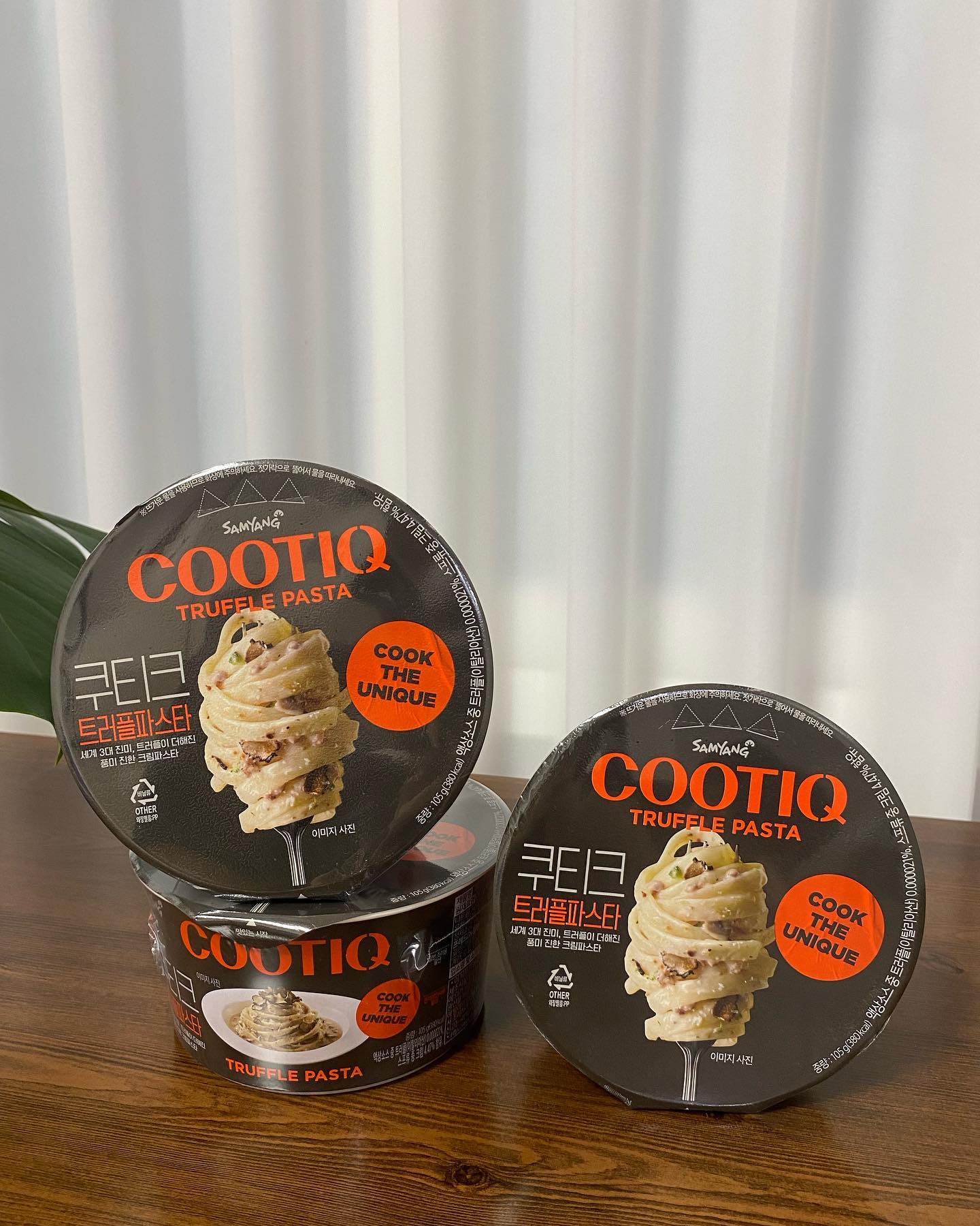 #협찬 이지만 이미 팬됨🫶🏻
.
간편한데 맛까지 보장된 파스타와 치킨을 소개하려고 해요😍

#쿠티크트러플파스타 
성수동에서 맛봤던 맛집 파스타와 비교해도 손색이없어요👏
액상스프를 뜯는 순간 트러플향이 솔솔 올라오고 휘저을수록 향긋한 트러플향에 침이 꼴깍꼴깍🥰 이탈리아산 트러플을 제대로 사용해서 그런지 풍미가 최고에요👍
얼마나 파스타 느낌이 날까 싶었는데 저온에서 건조시켜 파스타와 유사한 식감을 낸다고하더니 유사한게 아니라 크림소스에 잘 곁들여진 파스타인걸요😆 면을 튀기지 않아서 부담도 적고 너무 만족스러웠어요🧡
손님들 초대해서 하이볼 한잔에 대접할 계획입니다🫶🏻🫶🏻
.
#쿠티크리얼크리스피치킨 
파스타와 함께 곁들여 먹은 크리스피치킨은 겉바속촉의 치킨이고 씹을수록 카레향이 나고 매콤한 향신료 맛이나서 아주아주 매력적이에요🫶🏻😍
정말 간편하게 전자레인지나 에어프라이어 모두 가능해서 맥주한잔 생각날때 핫플 가지않아도 집에서 맘껏 즐길 수 있겠네요🧡
닭다리살로 만들어서 그런지 전혀 퍽퍽하지 않고 육즙이 느껴져요! 향신료 가득해서 그런지 잡내도 정말 잘잡았고 너무너무 만족스러워요🫶🏻🫶🏻
.
한남동, 성수동 핫플에서 맛보실 수 있어요!
핫플레이스와 쿠티크의 콜라보에 참여하셔서 맛있는 쿠티크도 맛보고 에어팟맥스 증정 이벤트에도 참여해보세요🫶🏻
.
#쿠티크 #쿠티크트러플파스타 #쿠티크리얼크리스피치킨 #합정맛집 #성수핫플 #한남핫플 #합정핫플 #핫플레이스 #콜라보 #꿉당 #바바라스치킨 #콩카세 #독타운피자 #벽돌해피푸드 
.
👇 쿠티크 구매하시고 '홈다이닝 이벤트' 에 함께해요😽 (다이슨 에어랩 이벤트 진행한대용💚)
https://m.brand.naver.com/syfoodshop