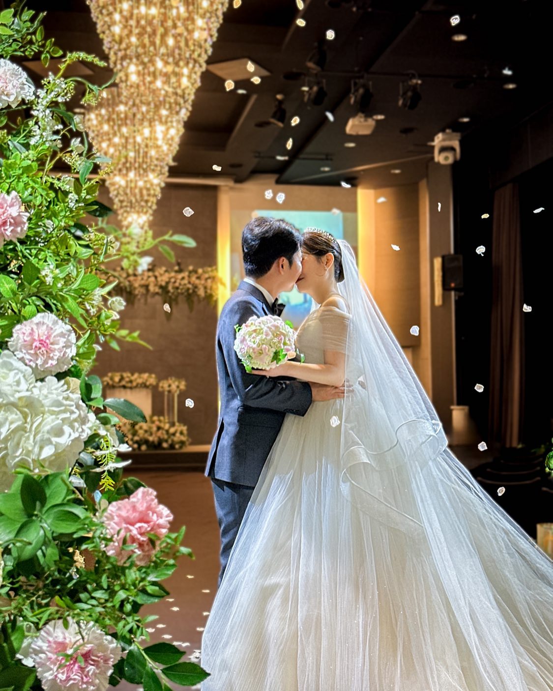 24.10.26.17:00 💍

먼 길 달려와 결혼식에 참석하시어 자리를 빛내주셔서 ,
바쁘신 와중에도 잊지않고 메세지 및 전화로 축하해주셔서 정말 감사합니다.
함께 웃고 울고 사랑하고 또 사랑하며 잘 살겠습니다 🙇🏻‍♂️🙇🏻‍♀️