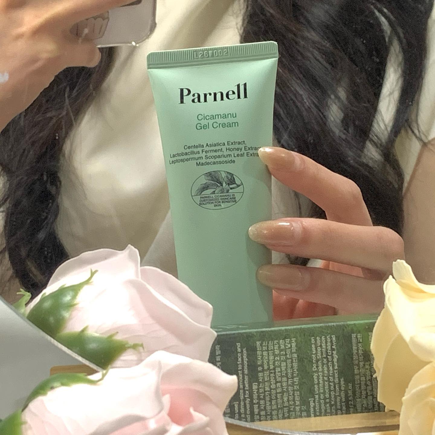 Cicamanu Gel Cream💚💚💚
📍Thành phần : 
- chiết xuất rau má thay cho nước tinh khiết 
- Chiết xuất mật ong từ New Zealand
📍Khuyên dùng cho các loại da sau 
- da dễ bị kích ứng 
- Da khô, thiếu dinh dưỡng 
- Thấm nhanh, không bết dính , không bị bí da 
👉Sản phẩm còn có 64% thành phần làm dịu ‘Cicamanu Biome’ có thể chăm sóc da hàng ngày để làm dịu và cấp ẩm , hoàn thành thử nghiệm không gây kích ứng da 👍👍
👉Cách sử dụng : 
Sau khi dùng toner và serum sẽ đến bước kem dưỡng . Mọi người chỉ cần lấy 1 lượng vừa đủ xoa nhẹ nhàng lên da , vùng da cần làm ẩm sâu có thể dùng thêm 1 chút nữa là được ạ 
Sau khi nặn mụn mình đã sử dụng em gel dưỡng để da được làm dịu nhanh. Chất gel không quá đặc , thấm nhanh vào da . Kết hợp với serum 92 combo xuất sắc dành da nhạy cảm ạ 😻😻
Luôn tin tưởng vào parnell.vn parnell.skincare ❤️❤️