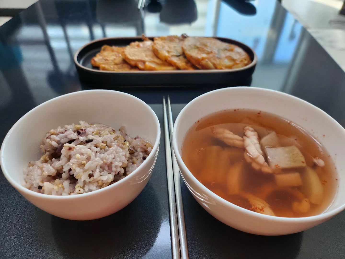 #주말집밥 #아점메뉴

- 오징어국
- 김치전

모두 건강 조심

☆☆ 와... 세상에 이렇게 아플수가
온가족이 A형독감으로 
완전 초토화됐던 이번주

남편은 급하게 가족돌봄휴가를 쓰고도
결국 1호기 2호기 둘다 확진되니
해결이 안되서 저도 추가로 연차를 ㅜ ㅜ

정말 빡세게 2-3일정도 고열로 
아프고 나니 애들은 서서히 좋아졌지만
그러고나니 제가 아프더라구요🤒

와.. 요즘 독감 무섭다 독하다 말만들었지
실제 겪어보니 정말 너무 힘들더라구요.

애들이 그래서 그렇게 짜증을 부리고
엉겨붙고 그랬구나 생각이 들었어요.

토요일까지 꼬박 앓고 나니
이제 저도 열이 내리고 몸살도 잦아들어
진짜 아 살만하다 느낌이 오네요 ㅎㅎ

컨디션도 좀 돌아오고 속도 챙길 겸
오랜만에 고춧가루 팍팍 풀어
시원하게 오징어국도 끓이고
김장김치 꺼내둔게 맛있게 익어서
김치전도 좀 해봤어요.

오랜만에 집밥차리는 느낌이 뭐랄까...
아 이제 돌아왔구나 하는 느낌

#건강조심하세요 #독감무섭다 #기사회생