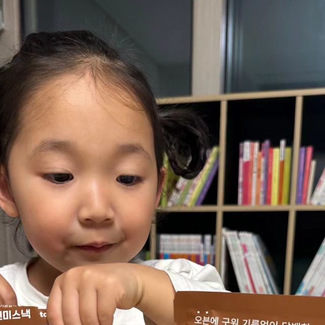 Junho Kang on Instagram: "#광고 두부현미스낵 물을 넣지 않은 생두부의 수분만으로 반죽하해서 재료 본연의 맛을 강조하였고기름에 튀기지 않고 오븐으로 구워내어 건강한 맛을 느낄수 있는 과