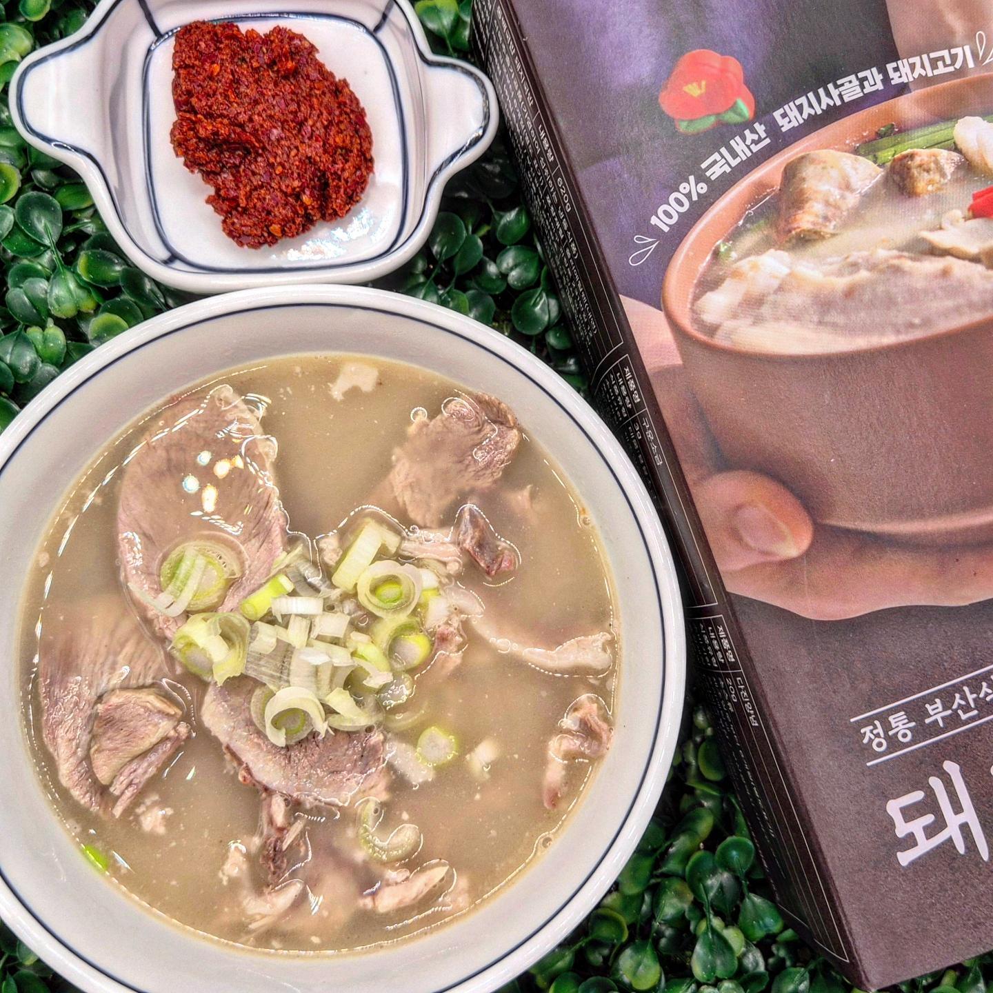 .
#협찬#동백국밥#부산식돼지국밥
.
최근 48만 유튜브 채널 “흑백리뷰” 에서 
극찬 받은 국밥인 #동백국밥 을 맛본 푸디!
.
#동백국밥 은 국내산 돼지사골 뿐만 아니라, 
국밥 고기까지 한돈 앞다리살을 사용하기 때문에
맛도 맛이고, 진짜 믿고 먹을 수 있는 제품!💯💯
.
네이버 공식 푸드 지역명물 브랜드 선정될
정도로 믿먹 제품인 #동백국밥 은 
스페셜 블랜딩 육수 공법, 1985년부터 
이어져온 35년 전통 시크릿 레시피로
만들고, NO보존료, NO농축액, NO색소
제품이여서 real강추하고 싶음!
.
패키지 안에 육수, 고기, 다대기, 소금까지
전부들어있어서 냄비에 넣고 팔팔~~~
끓여주기만 하면 완성!💯💯💯💯💯

*온라인 판매 누적 리뷰 +30,000개 이상 
제품으로 평소에 돼지국밥 러버이시라면?
꼭 한번 드셔보시길❤️❤️
.
camelia.gukbab
.
#돼지국밥 #부산돼지국밥 #국밥맛집 #실비국밥#매운음식 #매운음식추천#매운맛#매운김치#실비김치#돼지국밥밀키트#밀키트#캠핑밀키트#밀키트추천#캠핑음식#캠핑음식추천 #캠핑요리 #아이들반찬 #아이들식사#해장국
#간편식#혼밥#집밥#집밥반찬#집밥메뉴추천