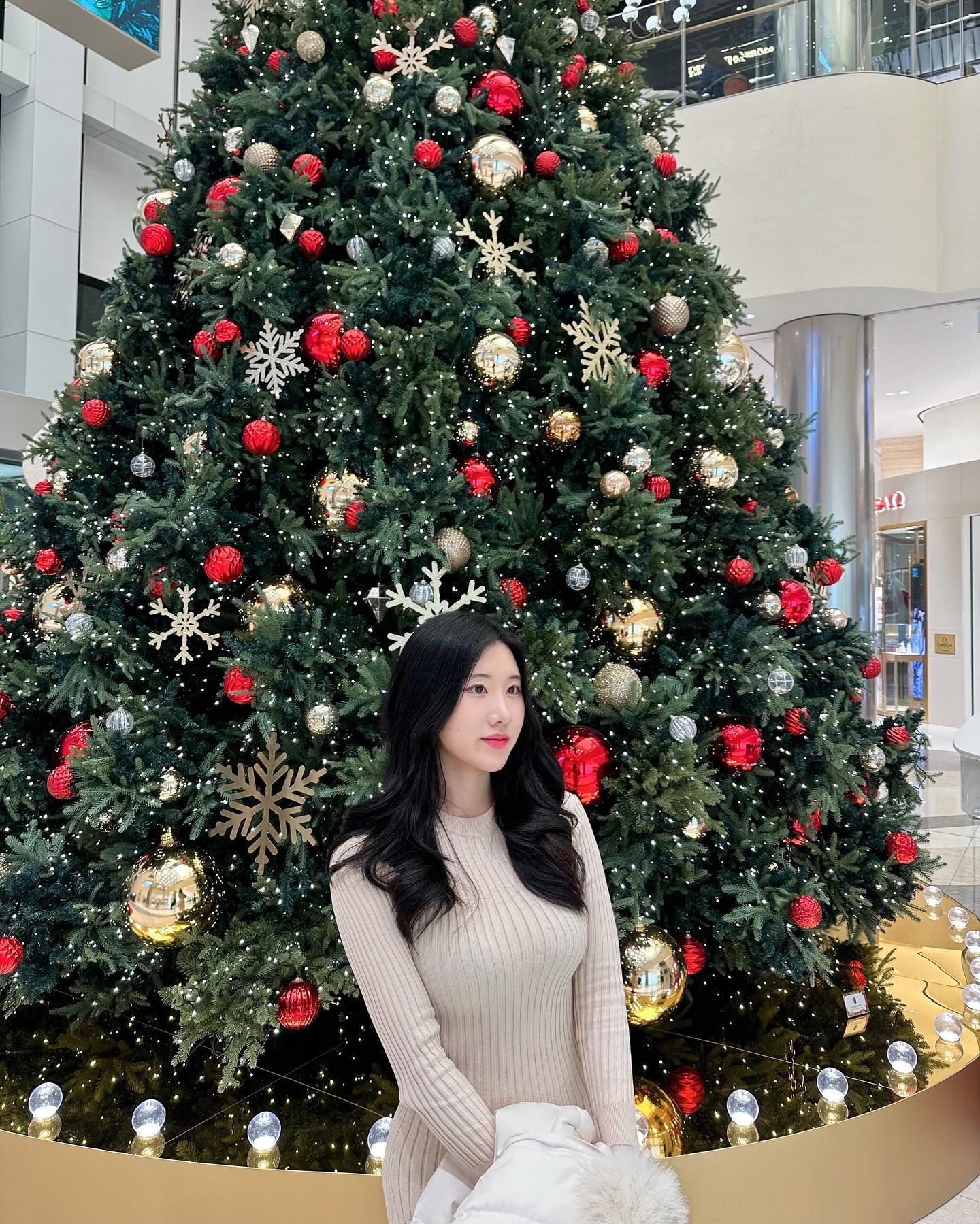 피아노연주소리로 연말 분위기 물씬..🫶🏻🩵
크리스마스는 끝났지만 
겨울분위기 느끼려면 여기가야지 
연말 분위기나는 신세계 대형 트리 앞에서 
곰돌이랑도 인증샷 찍어주고 쇼핑까지 해주면 
주말 데이트코스 완벽 그잡채 아니냐구🫶🏻

#대전신세계백화점
📍장소: 대전 유성구 엑스포로 1
⏰시간: 매일 10:30 - 20:00 (금,토,일~20:30)

#신세계백화점 #대전신세계백화점 #대전포토존 #대전데이트 #대전데이트코스 #대전카페 #대전여행 #대전가볼만한곳 #대전카페추천 #대전핫플 #대전핫플레이스 #데이트코스 #데이트코스추천 #데이트하기좋은곳 #전신샷 #반신샷