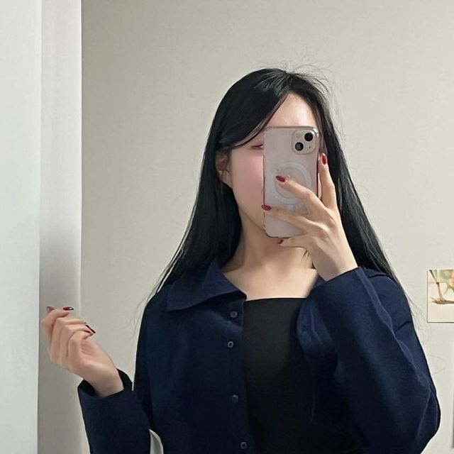  겨울이 | 데일리룩 출근룩 데이트룩 | on Instagram: "#협찬 X @blackhobby_official 

오늘 제가 뿌린 향수 궁금하지 않으신가요 😆🤍
바로 블랙하비의 ‘로지’ 향이에요 🌹

향 설명에 
‘부드럽고 섹시하면서 포근한 세련미가 넘치는향‘
이라고 표기되어 있었는데 
정말 시간이 지날수록 은은하게 남는 향이 넘 좋더라구요☁️

무엇보다 요 브랜드가 향수에 진심인게 느껴진건
어두운(Black) + 취미 (Hobby)라는 뜻으로
내면 속 숨겨진 당신만의 취향을 찾아드린다는 의미를 담고있데요 ㅎㅎ
넘 재밌지않나요〰️!! 

다같이 내면속 숨겨진 향 찾으러 갑시다ㅏ 총총 💨

🏷️ 
Top : @modimood.official 
Bottom :  @ably_official 
Bag : @augustone8_official 

#광고#향수#향수추천#향수선물#선물추천#니치향수#수제향수#남자향수#여자향수#드레스퍼퓸#섬유향수 #향수스타그램 #블랙하비 #불가리로즈골데아 #불가리향수 #perfume #perfumelovers #perfumes  #가디건코디 #가디건 #롱스커트 #롱스커트코디 #패션계정맞팔 #패션인스타 #20대코디추천 #30대코디추천 #직장인코디 #출근룩추천"