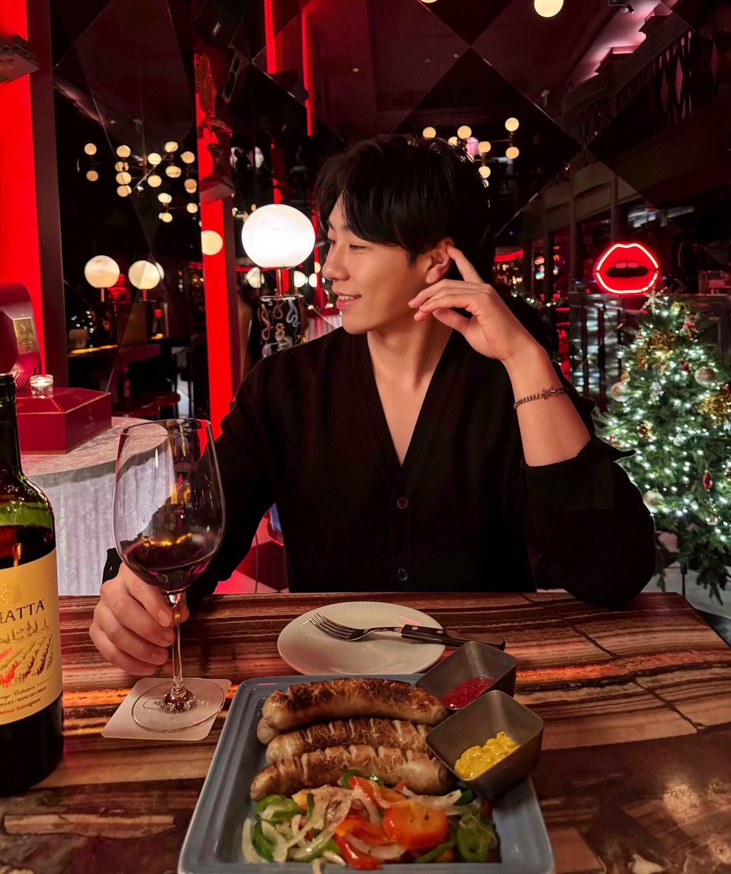 힙함과 세련된 고급스러움의 만남! adultonlylounge !🎄
놀곳 없는 서울 30,40 대 들이 즐길수 있는 라운지!!
세련되고 트랜디한 음악 선곡과 마치 해외 호텔라운지에 온듯한 이국적인 분위기때문에 시끄럽고 정신없는 분위기 싫어하는 30,40대들의 아쉬움을 달랠수있는 하이퀄리티 라운지에요!!
너무 어린 친구들만 있는 곳이 아닌 30,40대들이 신나는 음악과 세련된 주류들을 즐길수 있는 가로수길의 라운지👍🏻
연말 모임은 #어덜트온리 에서!!!!
.
.

adultonlylounge#어덜트온리#신사동라운지#신사동펍#신사동술집#신사칵테일#신사와인바#가로수길라운지#가로수길펍#가로수길술집