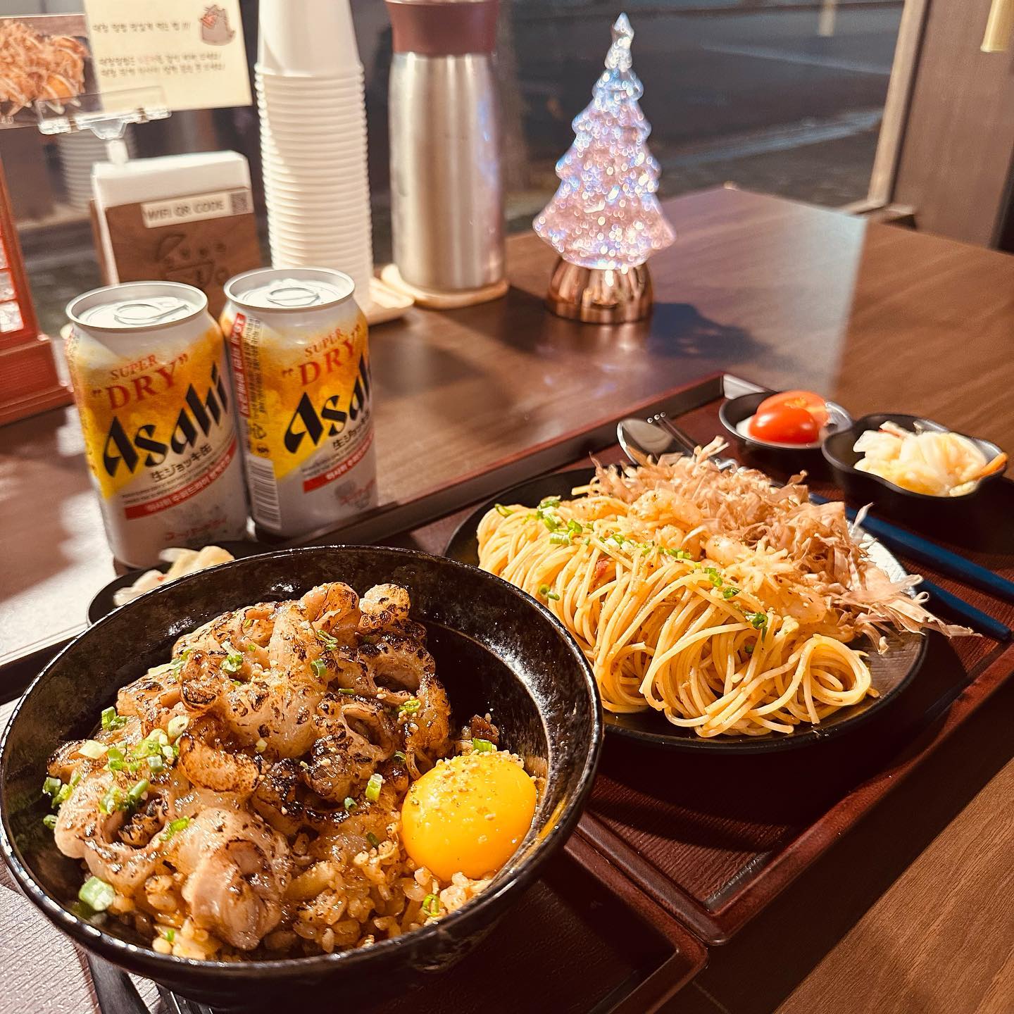 연남동 맛집 연남하라

🫧홍대입구역 3번 출구에서 도보로 7분 거리에 위치한 연남하라

🫧요즘 MZ들의 트렌드!접해본적 없는 마라덮밥!! 마라 덕후들 모여라👊🏻👊🏻

🫧대창, 해산물, 치킨 마라덮밥이 있어 취향대로 골라 먹을 수 있는 연남하라❣️

🫧마라 덮밥을 시키면 사골 육수도 같이 나와 매운 마라맛을 식힐 수 있어서 더 굳굳>.<

🫧마라를 못 먹는 분들도 먹을 수 있도록 모든 메뉴 데리야끼소스로도 변경가능❣️ 사장님 센스 ~!!

🫧대창마라덮밥은 꼬소한 계란 노른자랑 비빈 후에 와사비 살짝 얹어 먹으면 약간 쌉쌀한 맛이 대창의 느끼함을 잡아주어 꼬소 매콤>.<❣️❣️

🫧해산물마라덮밥은 매운맛 좋아하는 사람들 다모여~!! 콩아리의 원픽👊🏻 매운맛이 대창마라덮밥보다 강해서 마라맛도 더 잘느껴져서 넘맛!! 해산물도 많이 들어가 있어서 쫄깃쫄깃한 식감까지!!

🫧마라야끼 파스타는 먹을수록 중독되는 야끼소바🤍 가쓰오부시가 잔뜩 있어 맥주랑 함께 즐기면 더 좋은 안주 느낌

🫧품절대란 아사히 크림생맥을 손 쉽게 시켜 먹을 수 있는 연남하라❣️

🫧연말 이벤트로 하이볼 or 에이드 1+1행사중이니 꼭꼭 받으세요

🫧주소 : 서울 마포구 연남로 12 . 1층 연남하라

🫧영업시간 : 월 - 토 11:30 - 21:00 / 일 11:30 - 20:30
  브레이크타임 : 15:00 - 17:00

#협찬 #리뷰노트 #연남하라 #연남하라덮밥 #연남동맛집 #연남동데이트 #연남동핫플 #홍대맛집 #홍대데이트 #크리스마스맛집 #크리스마스데이트 #연남동파스타 #연남동맛집추천 #먹팔맞팔