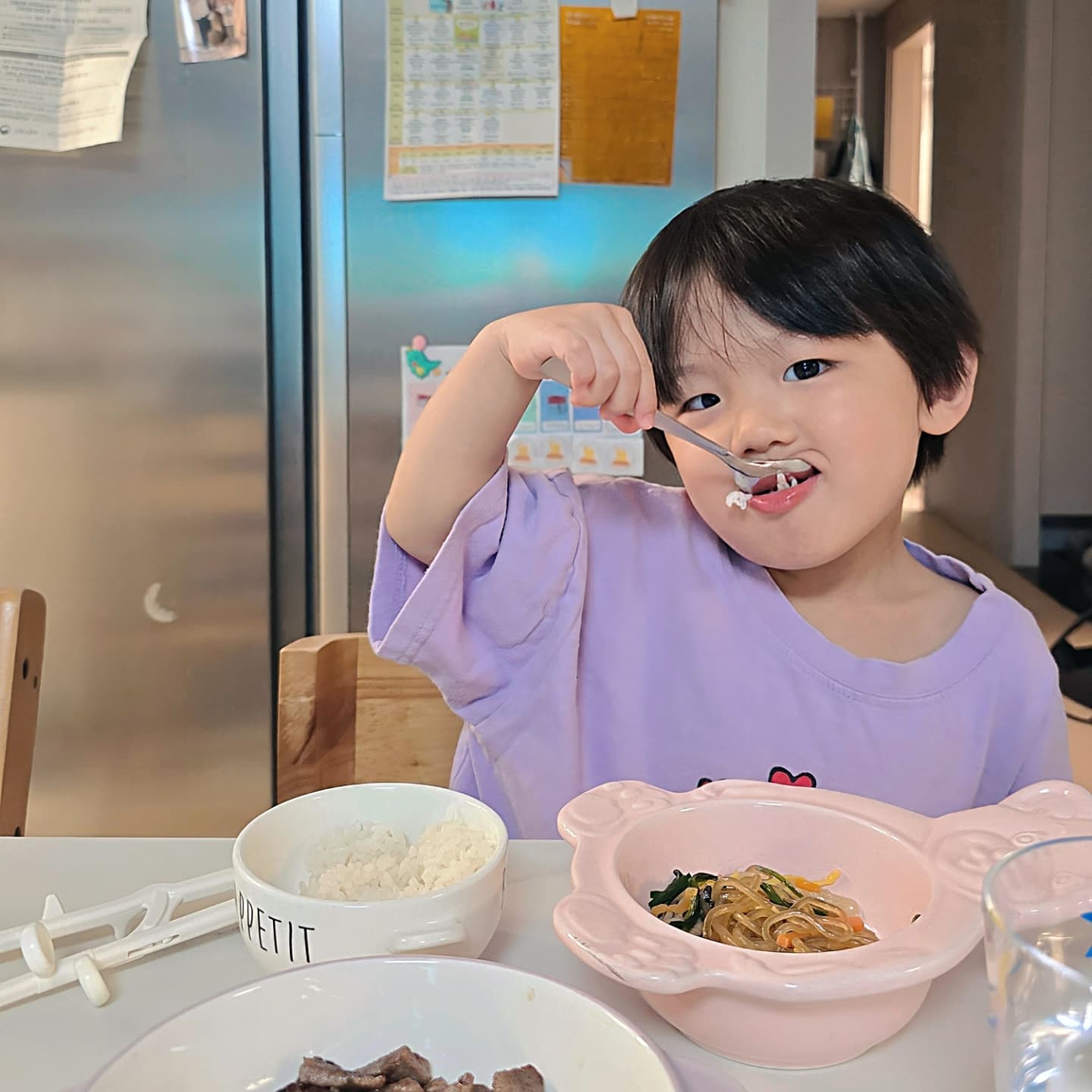 이전에 체험팩으로 먹여보고 또 먹는 황기팩 기력대장ㅎㅎ
밥 진짜 잘먹는다🥹
화요일에 배송와서 그날부터 일주일을 둘다 그릇 깨끗이 비우는데
특히 입 짧은 서우가 잘 먹어줘서 👍🏻👍🏻👍🏻

상자에도, 안에 들은 팩에도 가루 있다고 개봉주의 써있는데
못보고 뜯어서 첫날 당황ㅋㅋㅋㅋ
골드만 먹어봤는데 골드가 약간 한방 냄새가 올라오고 구수한 느낌이었다면
오트는 가루가 더 있고 좀더 고소한 맛!
어느쪽이든 향이 강하지 않아서 우리 애들은 잘 먹었다ㅎㅎㅎ

_
#기력대장챌린지 #황기보감 #황기보감기력대장 #완밥 
immunity_mall