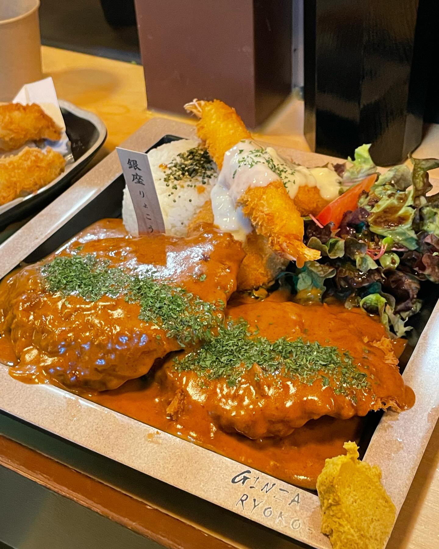 부산 연제구 긴자료코!!
서울 3대 데미그라스 돈까스 맛집인데요~
진짜..양이 엄청많아요!!
세숫대야 크기 그릇에 푸짐하게 나오는데…가성비 짱👍
전 메뉴 1.5인분 무료추가도 가능한데 
추가안해도 양아 미쳤어요❤️
퇴근후 가볍게 한잔 하기 좋은 분위기의 식당
긴자료코 추천합니당!!
.
.
.
부산 긴자료코
🏠 부산 연제구 거제천로 49-1 (거제동) 1층
⏰11:00~21:00
#부산맛집#연제구맛집#돈까스맛집#부산시청맛집#부산돈까스맛집#연산동맛집#먹스타#먹팔
