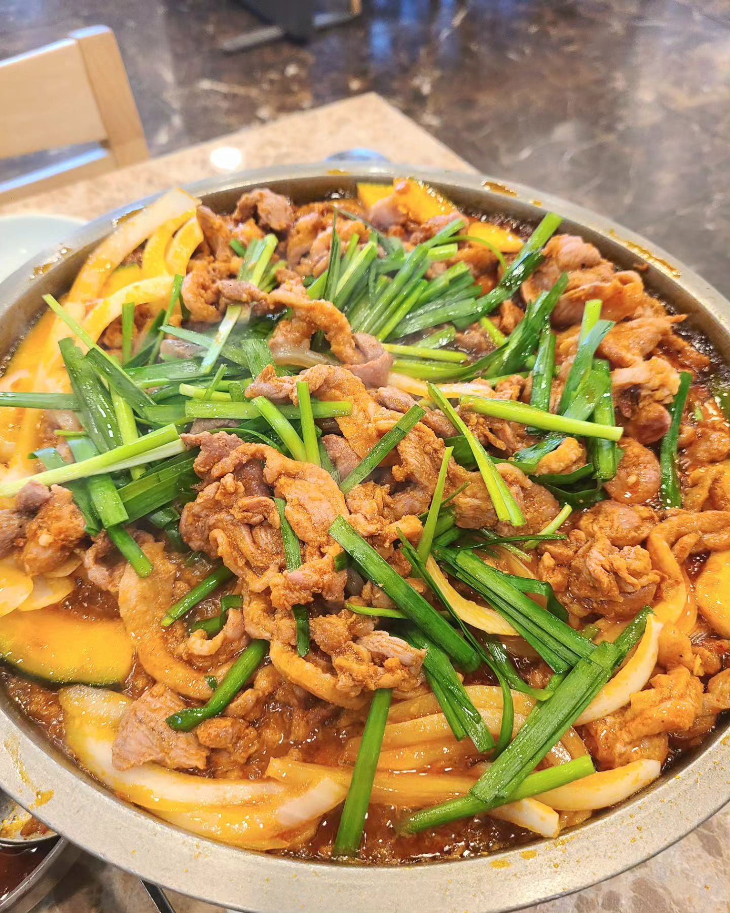 여름에 꼭 가야할 #부산맛집 #냉수탕가든 

숨이 턱턱 막히는 더위에 기력은 빠지고😓
시원한 계곡물소리 들으면서 먹을수 있는 오리불고기❤️

오리불고기는 볶음밥까지 먹어주는게 국룰이지만 이번만큼은 오리백숙을 위해 참았다 

커다란 솥에 한가득 나오는 오리백숙❤️
여름엔 백숙이 최고👍

기업형오리집으로 이미 너무 잘알려진 냉수탕가든이다 
11시에 오픈런하면 좋은자리 잡을수 있다 
자리가 수천석이라는 얘기가 있을정도로 야외, 2층, 별관등 건물도 많고 가게근처만 돌아도 계곡물에 연못에 각종 볼거리들이 있다 

🧭부산 부산진구 가야공원로 107 
(전용주차장이 여기저기 있고 넓다)