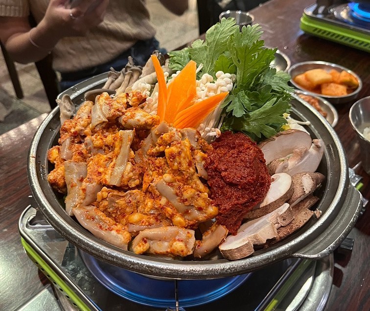 #중앙해장

역시 중앙해장 곱창전골은 적당히 자극적이면서 부드러운 국물과 감칠맛이 좋은 것이 특징이에요. 특히 저 곱창은 잡내 하나 없이 씹는순간 고소함이 그대로 느껴지는 최고급 퀄리티의 곱창이었어요.

#디저트

역시 한국인의 마무리 디저트는 볶음밥이 아닐 수 없죠. 이모님이 직접 볶아주시는데 볶는 내내 고소함 때문에 참기 힘들었어요. 원래 살짝 눌려먹어야 제맛이지만 그렇게 하지 않아도 고소함이 너무 훌륭한 볶음밥이었어요.

#서울맛집 #곱창전골 #강남맛집