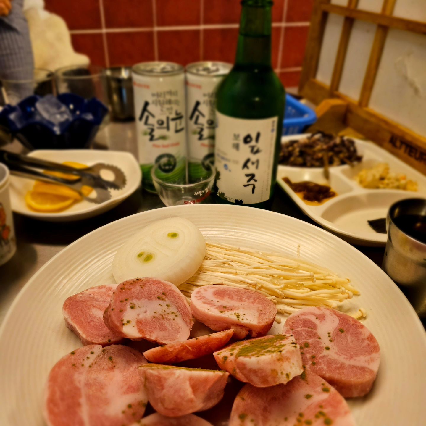 오랜만에 여자친구랑 같이 고기먹으러 다녀온
해운대맛집 상록수랍니다 ㅎㅎㅎ
황지살이라고 항정살의 불필요한 지방층을
제거하여 고소한 액기스만 남긴 부위라
더 쫄깃하고 담백해서 너무 맛있더라구요 ㅎㅎ

tvN <줄 서는 식당>, 채널A <고기서 만나>, SBS <생방송
투데이>, MBC <생방송 오늘 저녁> 등 맛집 방송 및 쯔양,
입짧은햇님 등 유명 먹방 유튜버들도 극찬한 맛집인데다

레트로 노포 인테리어와 추억의 가요로 분위기가
너무 예뻤던 해운대 상록수!

6시 전에 입장하면 볶음밥 1인분 무료에다
네이버 예약 또는 영수증 리뷰 작성시 
테이블당 주류/음료 1병 제공하니
꼭 방문해서 드셔보시길 추천해요

#상록수 #상록수해운대점 #부산맛집 #해운대맛집
#특수부위맛집 #해운대고기집 #부산맛집추천
#부산데이트코스 #황지살