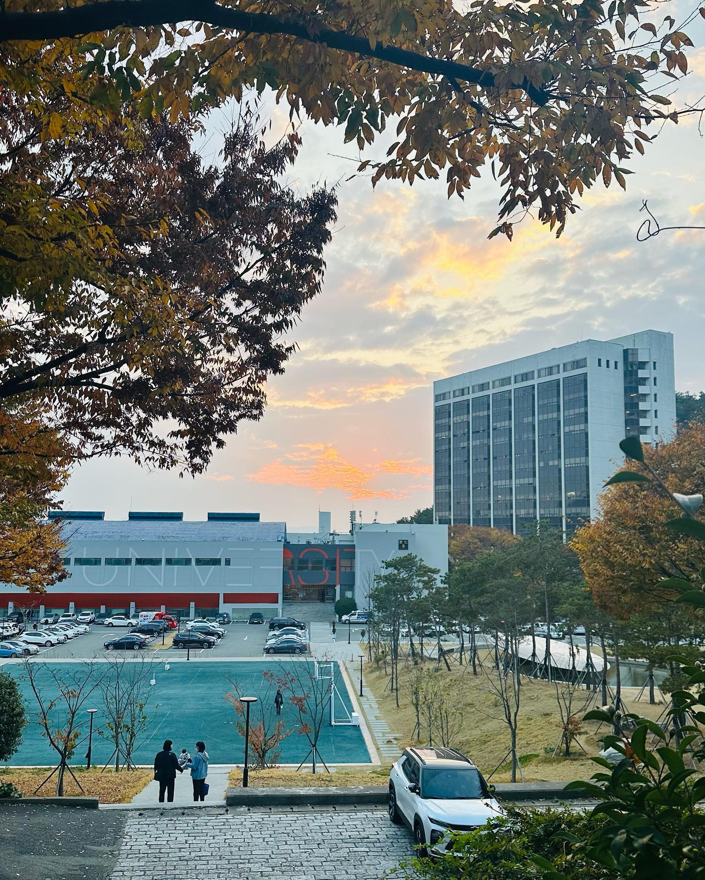 #안녕 , 동아대

나중에 임용합격 현수막 달러 올게.
그때 만나자.

잘 지내.