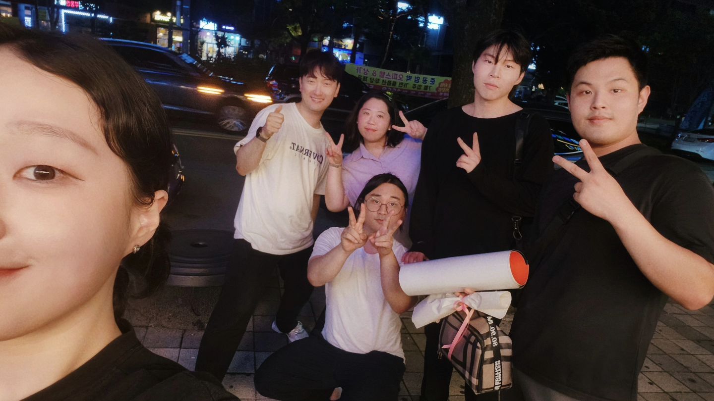항상 감사한 창작 뮤지컬 [치킨]팀 

몇년동안 구상했던 극을 예술인지원금을 받게되면서,
대본을 쓰고 연출을 맡아서, 간단히 3인으로 가려했습니다.
음악이 만들어지고, 함께하는 인원이 늘어나고
도움을 주시는 분들까지 오시면서 점점 일이 커졌습니다 ㅎㅎ

공연등록, 안무창작, 캐릭터 구축 등등 기타 자잘한 일들까지
하게되면서 힘에 겨웠던게 사실이였고 
밥도 잘 못먹게되고, 약도 자주 먹게되었는데요

배우와 조연출로 끝까지 책임감있게 함께해준 용찬, 
배우와 음악창작을 함께해준 태준,
좋은 인연 맺어주고 포스터 만드는것 등 섬세한걸 도와준 배우 수빈,
피곤한 와중에 연기하면서 소품과 관객 등 여러 도움주신 건형오빠,
갑자기 투입되었는데 스텝 일과 간식 등 계속 챙겨주고 함께해준 
배우 병민이,

갑자기 앙상블에서 음향으로 도움을 준 기원,
문화사역이니 함께 도움주시겠다며 함께해주신 어썸씨어터대표님

믿고 기회주신 우리 극단 드림 주진홍 대표님
하우스로 도움준 호연,김태민 오빠
그 외 많은 분들이 도움을 주셨습니다. 

내가 잘하고 있는걸까 의문이 들때,
공연 보러오셔서 응원해주고 격려해준 친구들과 관객분들 모두
너무 감사드립니다!

감사히 프리뷰를 마쳤습니다.
감사한 분들이 많은 만큼 더 좋은 공연 준비해보겠습니다

9월 첫째주 목금토에 만나요🩷

Thank you, my god

playchicken07