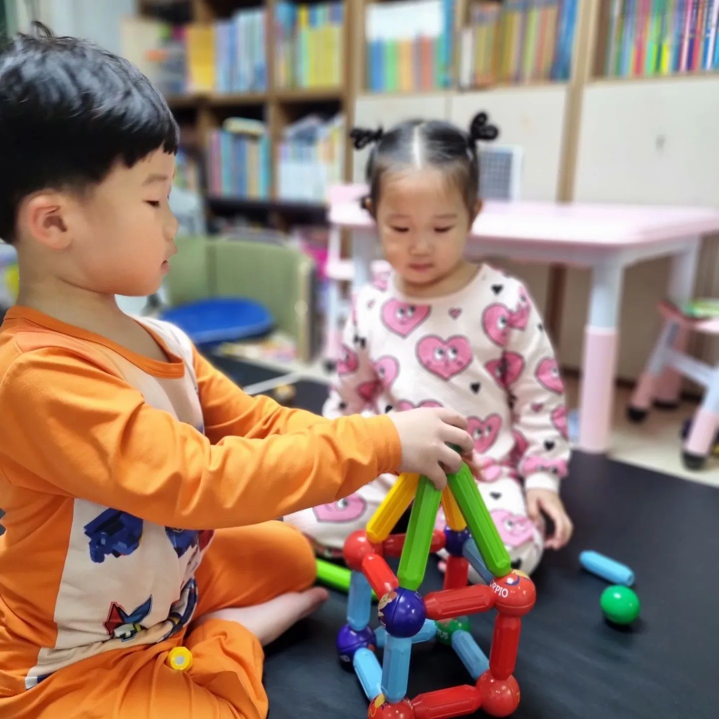 #오토맥
민찬이가 #아담리즈 에서 배워온거 
복습할겸 
민지랑 같이 놀겸 꺼내준 교구인데 넘나 좋아하는 민남매♡

지금처럼 건강하게 잘 놀면서 
잘 자라려므나♡