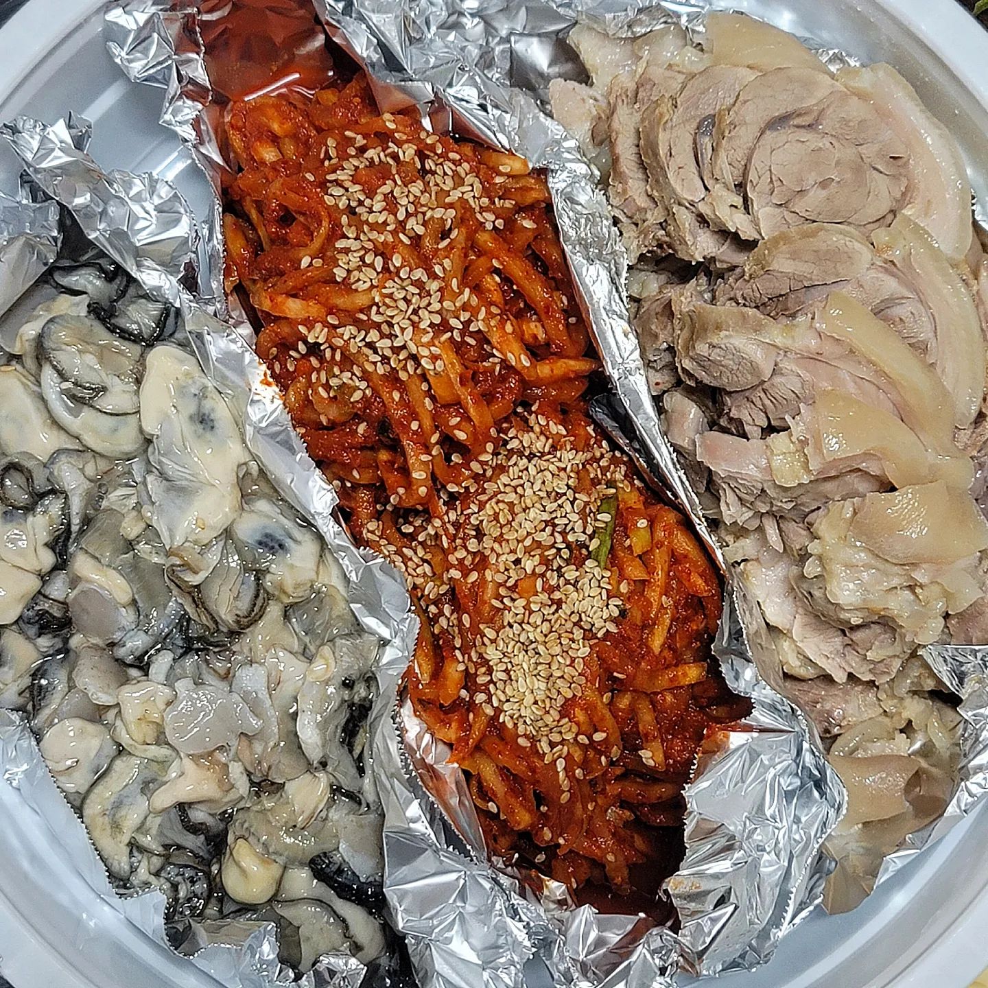 날이 추워지면 꼭 먹어줘야하는 굴보쌈 ❤️❤️
천안 #정가네포차 에서 포장해왔습니다 😆

양 보이시나요...? 굴 실한거 보이시나요.....??
막걸리에 굴보쌈 한입이면 캬.. 말해모해 입니당 😂
입안 꽉 차는 굴향이 미쳤어요..

굴보쌈집 완전 정착입니다 최고에요 💗💗
다음에는 매장에서 한번 먹어봐야겠어요 완전 강추 맛집입니다 👍👍

#정가네포차굴보쌈 #천안굴보쌈 #아산굴보쌈 #아산맛집탐방