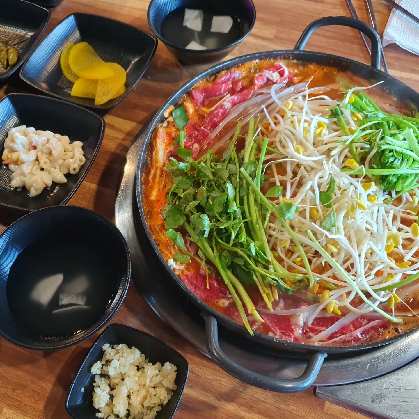 #연남물갈비 

전부터 먹어보고 싶었는데 드디어 먹어봄!
비쥬얼만 봐도 군침이 돈다~
맵기 선택이 가능해서 취향껏 먹기 좋은 메뉴.
샤브등심도 많고, 산더미 아래 소갈비도 큼지막 하다!
콩나물과 미나리 버섯도 푸짐푸짐. 추운날 소주 한잔에 딱 어울리는 메뉴! 

#연남물갈비인천주안점
#신기촌시장맛집
#신기시장맛집
#신기촌맛집
#신기촌술안주
#주안물갈비
#인천물갈비