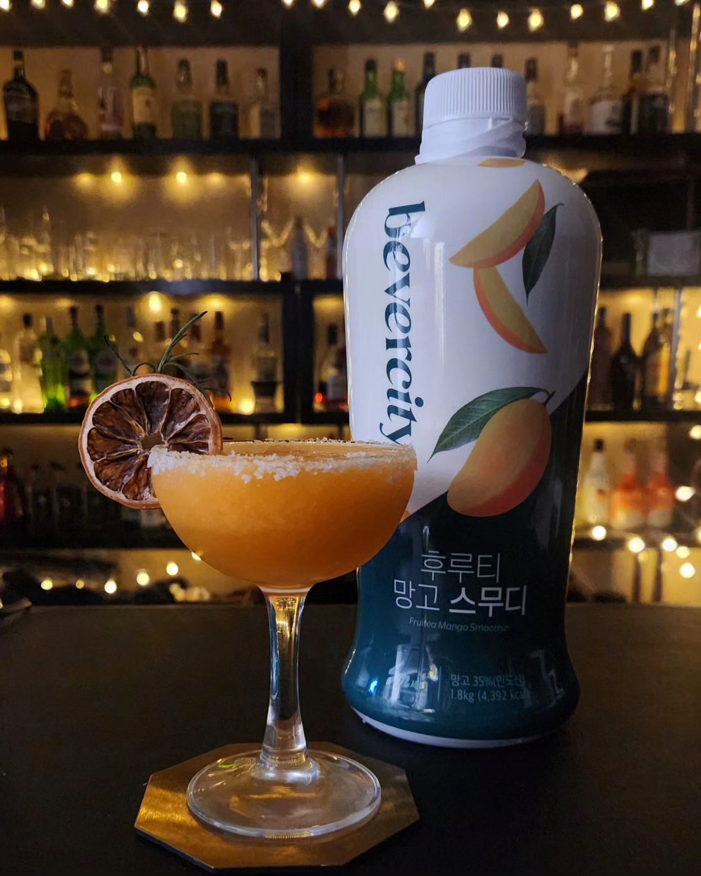 #협찬 #베버시티 망고스무디 베이스

Mango Frozen Margarita
베버시티 망고스무디 베이스  3oz
Tequila  2oz
Orange Juice  2oz
Lemon Juice  0.5oz
Salt Rimming

사실 자취하는 사람들에게 과일이란 존재는 구매부터 보관, 섭취까지 여간 귀찮은게 아니죠.
저도 베버시티에서 받는 협찬 아니면 카페프랜차이즈에서 먹는 프라페나 주스가 유일한 과일 되겠습니다.ㅎㅎ

근데 홈카페기업의 석박사님들이 말이죠, 물이나 우유랑 같이 블렌더에 넣기만 해도 망고스무디 맛이 나게 하는 제품을 창조해내셔서 오랜만에 제 자취방이 과일과일해졌습니다. 

보관도 용량도 가격도 모두 과일보다 괜찮은데 에이드나 프라페 등 범용성도 괜찮더라고요. 저는 역시 칵테일을 만들어봤습니다. 펍이나 바에서는 일반 마가리타 뿐만 아니라 딸기나 망고 등 과일맛을 추가해 슬러쉬처럼 만든 프로즌 마가리타를 팔기도 합니다. 실제 과일과 블렌더를 이용해 만드는 칵테일인데, 자취생은 과일 대신 이 제품을 선택했습니다.

원래의 레시피에선 망고와 데킬라의 비율을 같이 두지만 제품과 데킬라와의 조합이 아주 조금 아쉬워 그 비율을 살짝 줄였습니다. 제 원래 스타일대로 시트러스를 줄이고, 잔에 레몬즙을 묻힌 후 소금을 둘러 리밍으로 마무리 해줬습니다. 

#칵테일레시피 #술스타그램 #홈텐딩 #홈카페 #바리스타 #바텐더 #카페음료추천 #망고 #망고스무디 #망고프라페 #카페추천 #마가리타 #망고마가리타 #세미기업 #베버시티마켓 #bevercitymarket #homecage #hometending #cocktailrecipe #cocktailgram #mangofrozenmargarita #margarita #mango